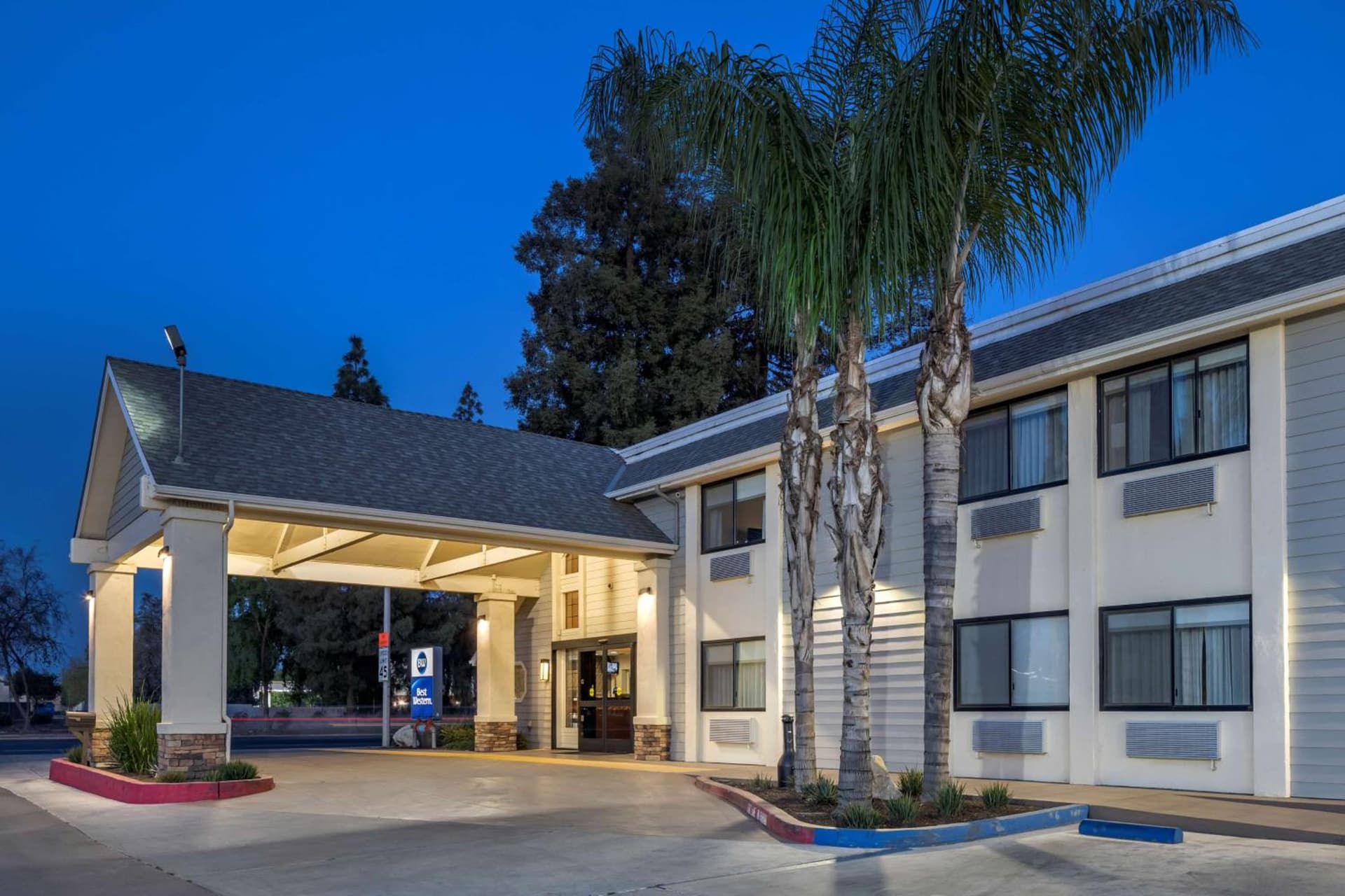Best Western Town & Country Lodge interior in Tulare, CA — gallery photo 2