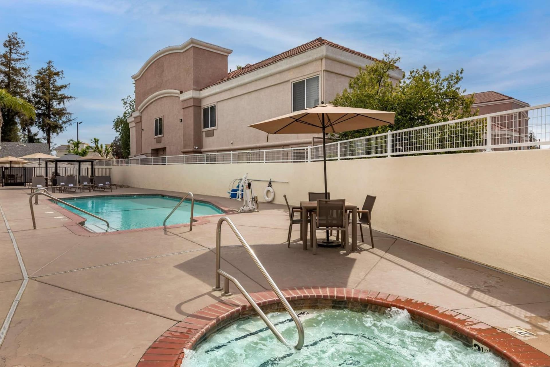 Best Western Town & Country Lodge property views in Tulare, CA — gallery photo 3