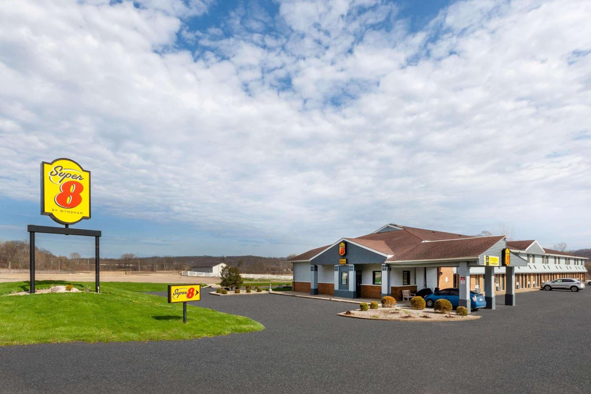 Super 8 by Wyndham Newcomerstown gallery photo in Newcomerstown, OH — image 48