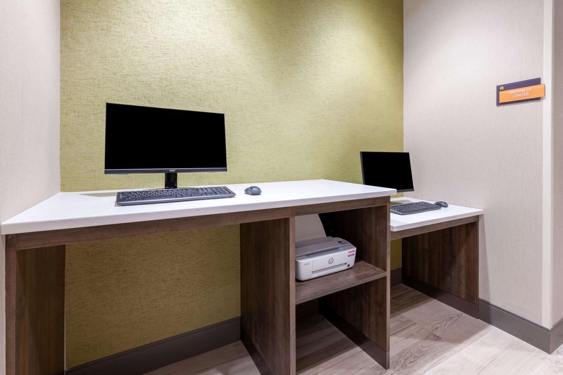 La Quinta Inn & Suites by Wyndham Middletown-Goshen gallery photo in Middletown, NY — image 15