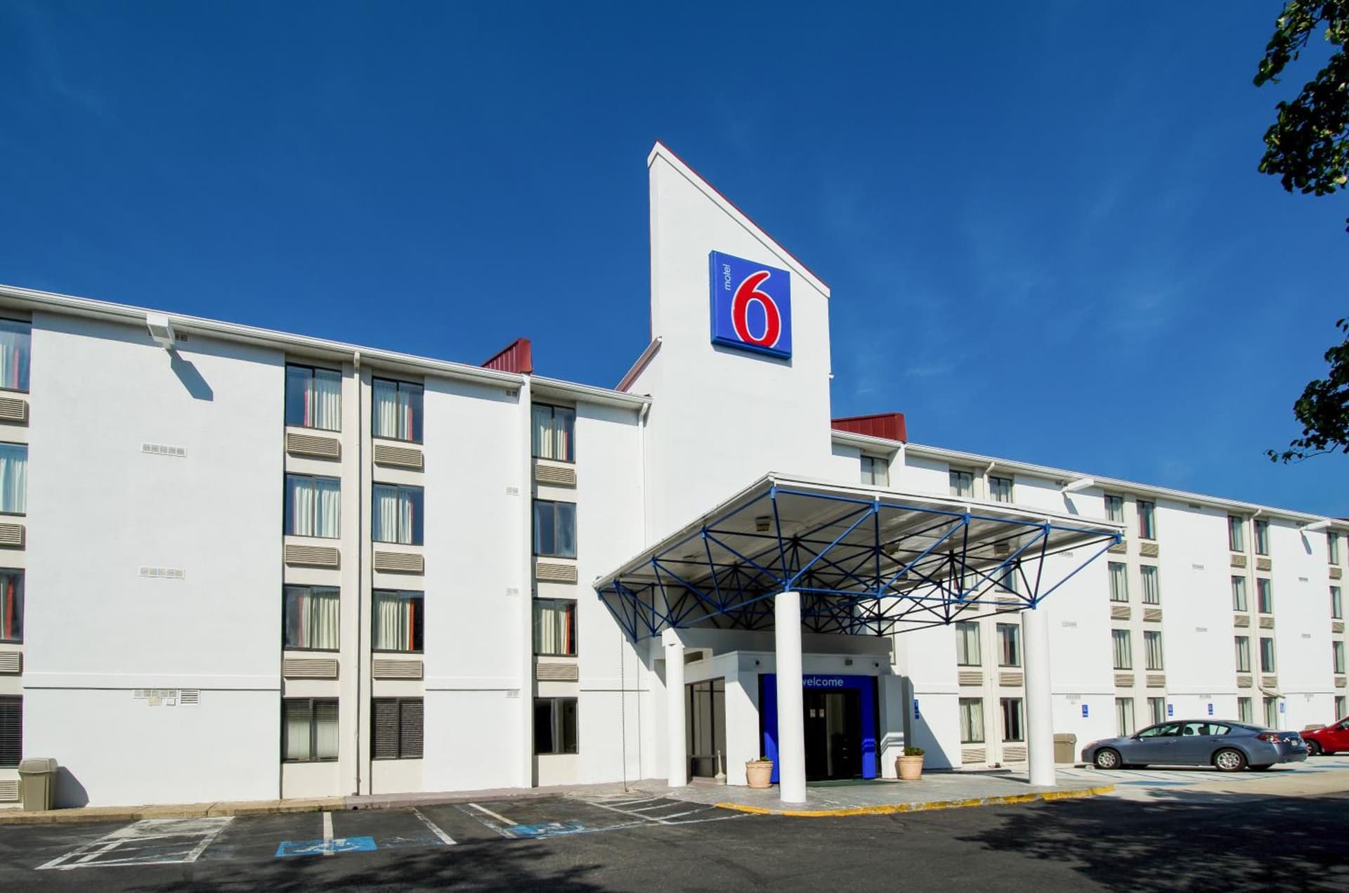 Motel 6-Springfield, DC - Washington Southwest interior in Springfield, VA — gallery photo 2