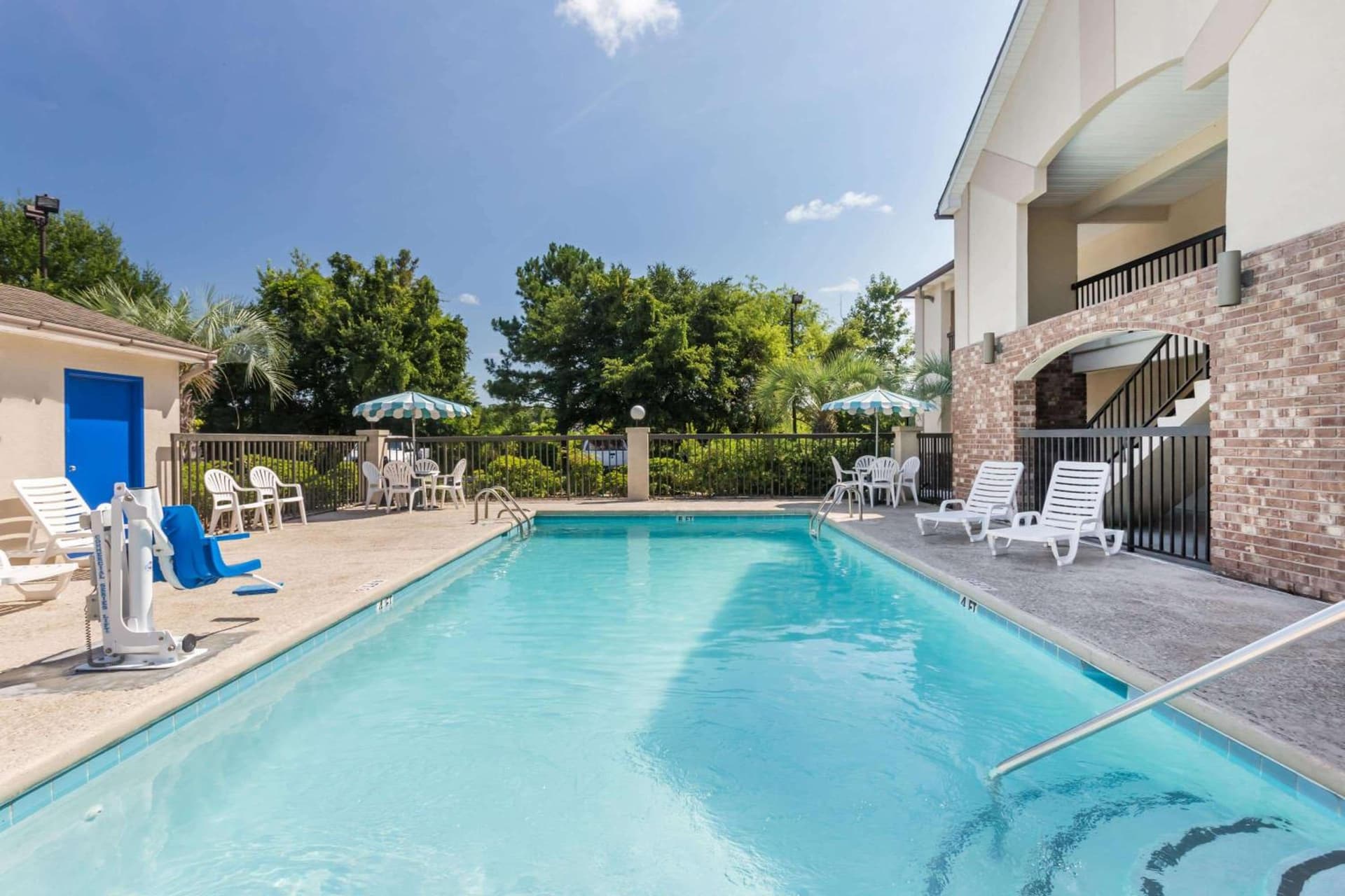 Howard Johnson by Wyndham Savannah GA property views in Savannah, GA — gallery photo 3
