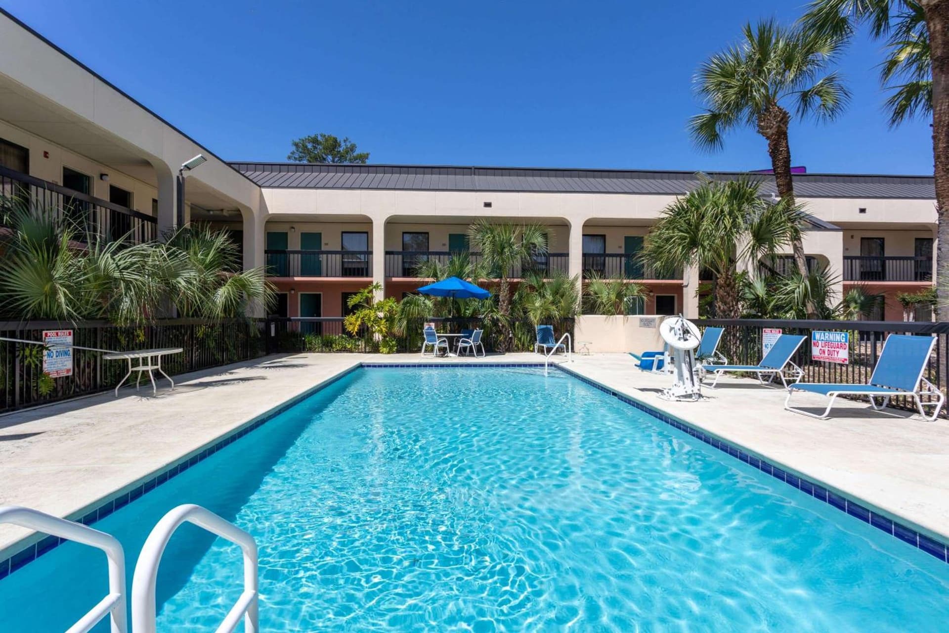 Baymont by Wyndham Tallahassee interior in Tallahassee, FL — gallery photo 2