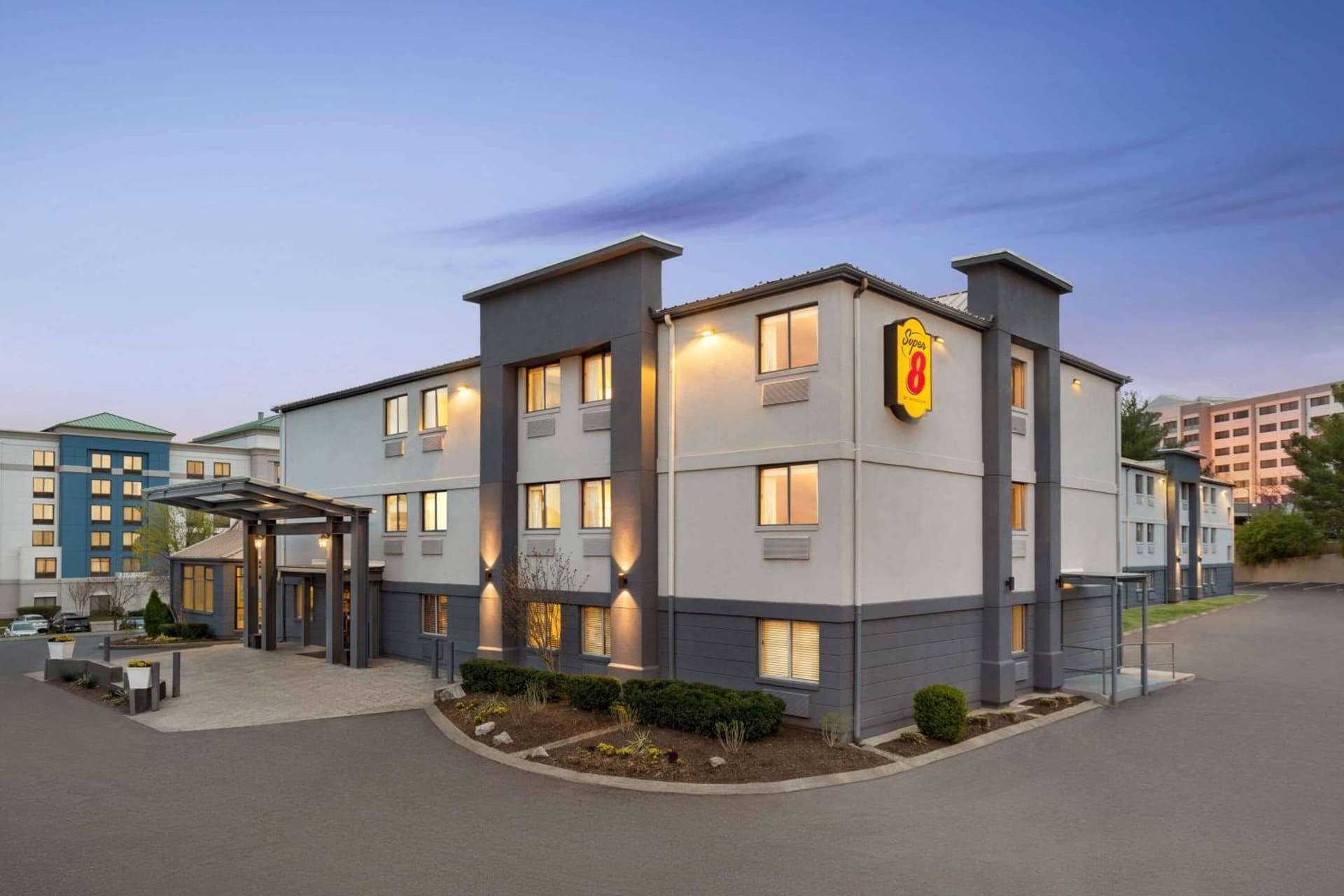 Luxe Hotel Nashville Airport property views in Nashville, TN — gallery photo 3
