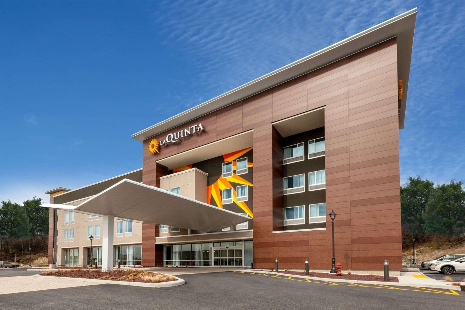 La Quinta Inn & Suites by Wyndham Middletown-Goshen interior in Middletown, NY — gallery photo 2
