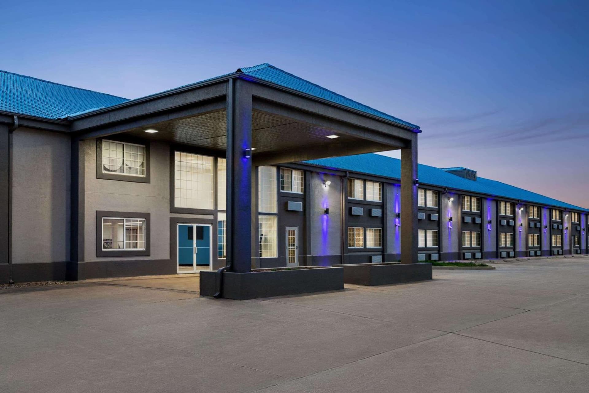 Baymont by Wyndham Blackwell I-35 interior in Blackwell, OK — gallery photo 2