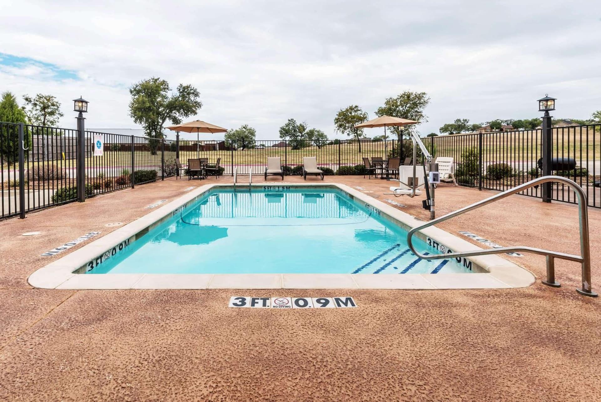 Days Inn & Suites by Wyndham Mineral Wells property views in Mineral Wells, TX — gallery photo 3