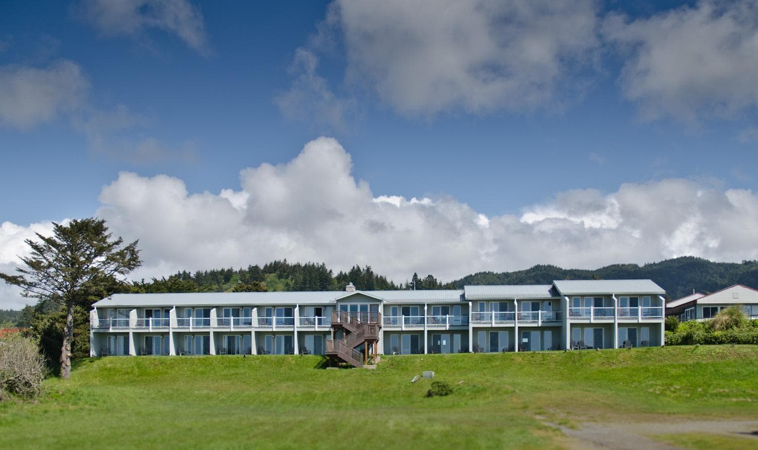 Pacific Reef Hotel & Light Show featured exterior or lobby in Gold Beach, OR — similar hotel
