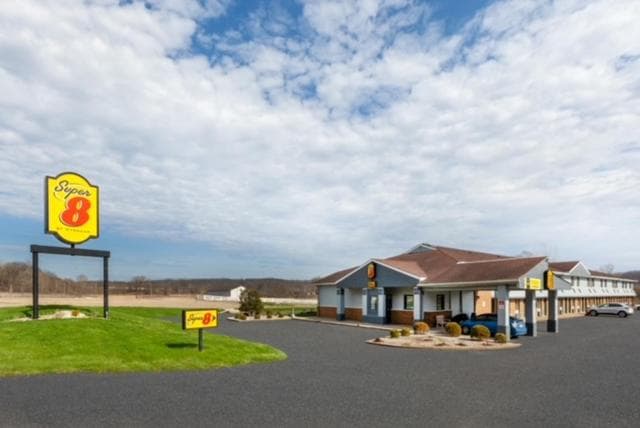 Super 8 by Wyndham Newcomerstown gallery photo in Newcomerstown, OH — image 49