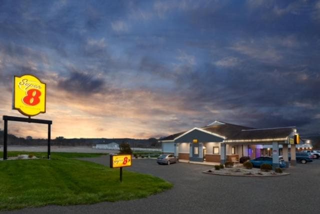 Super 8 by Wyndham Newcomerstown gallery photo in Newcomerstown, OH — image 12