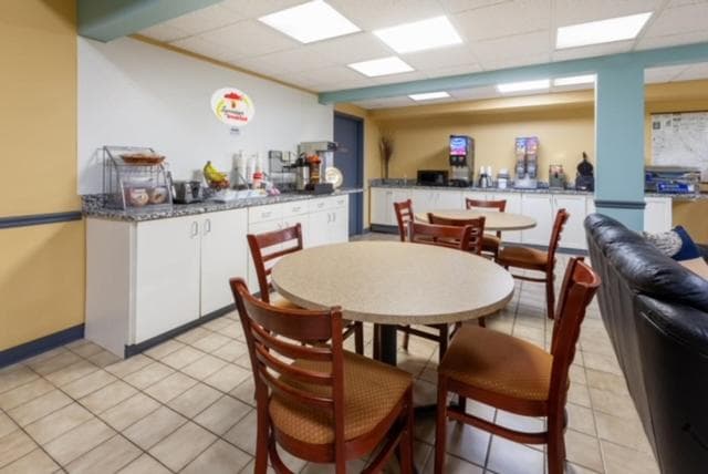 Super 8 by Wyndham Newcomerstown gallery photo in Newcomerstown, OH — image 38