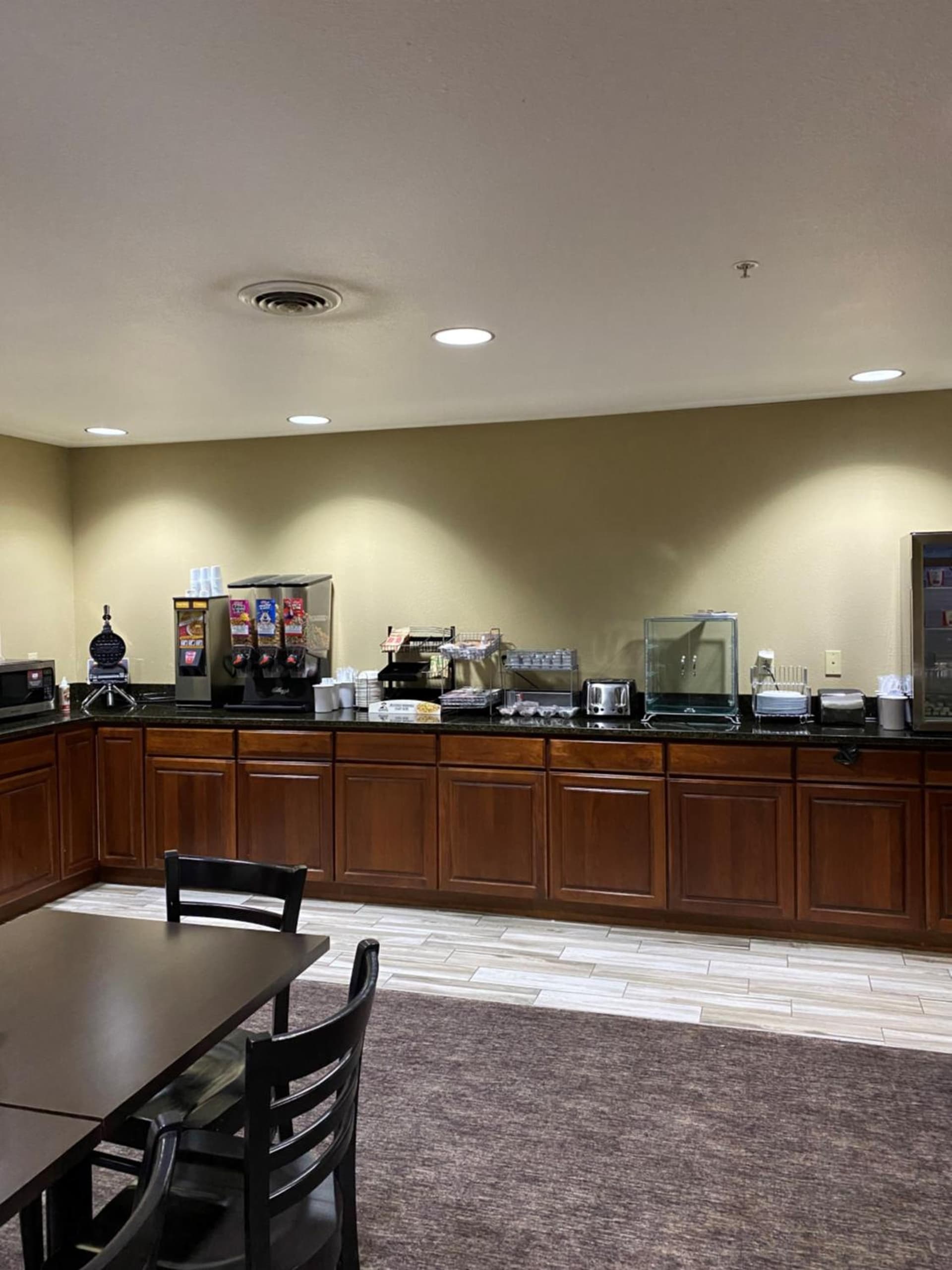AmericInn by Wyndham Maquoketa interior in Maquoketa, IA — gallery photo 2