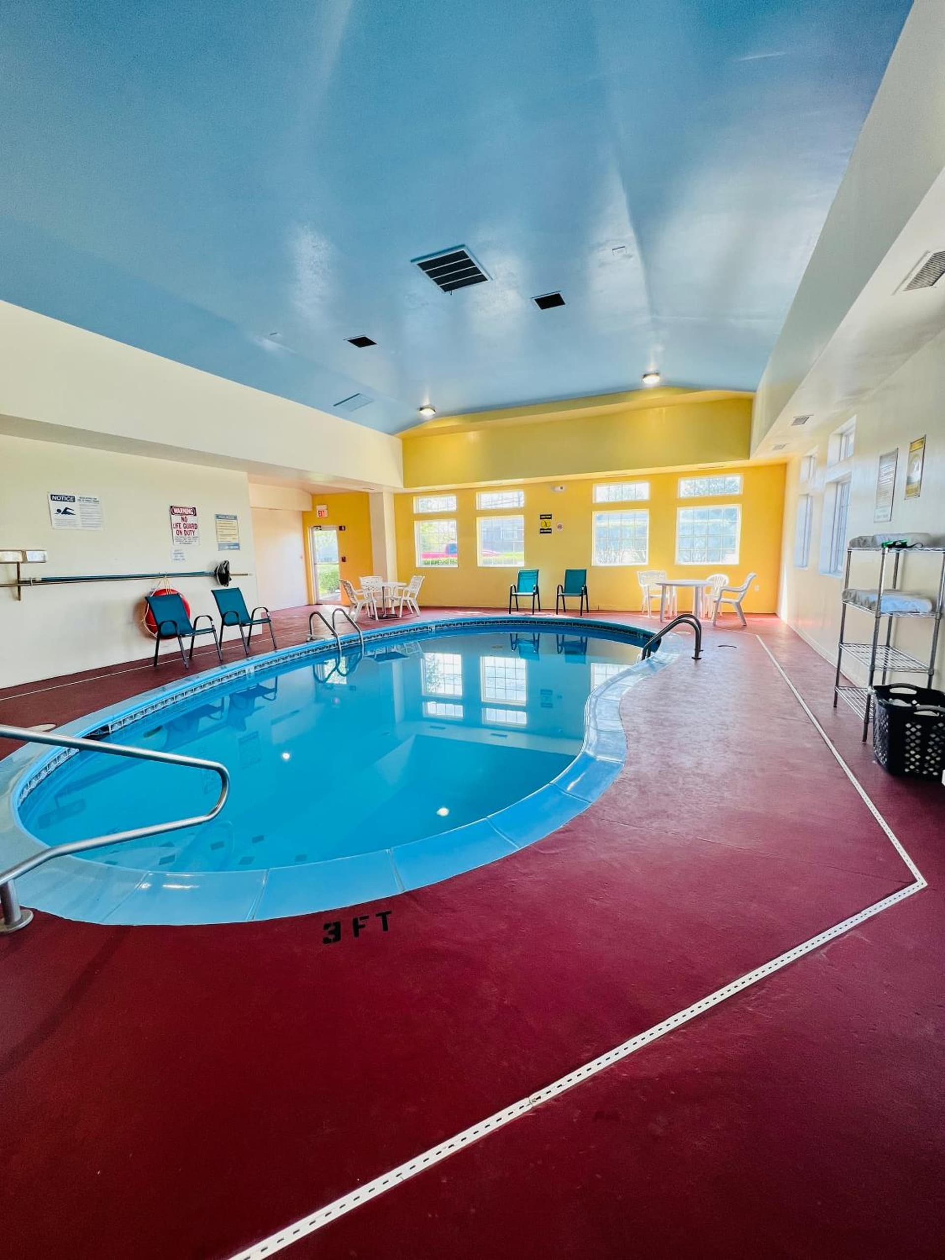 Super 8 by Wyndham Elizabethtown interior in Elizabethtown, KY — gallery photo 2