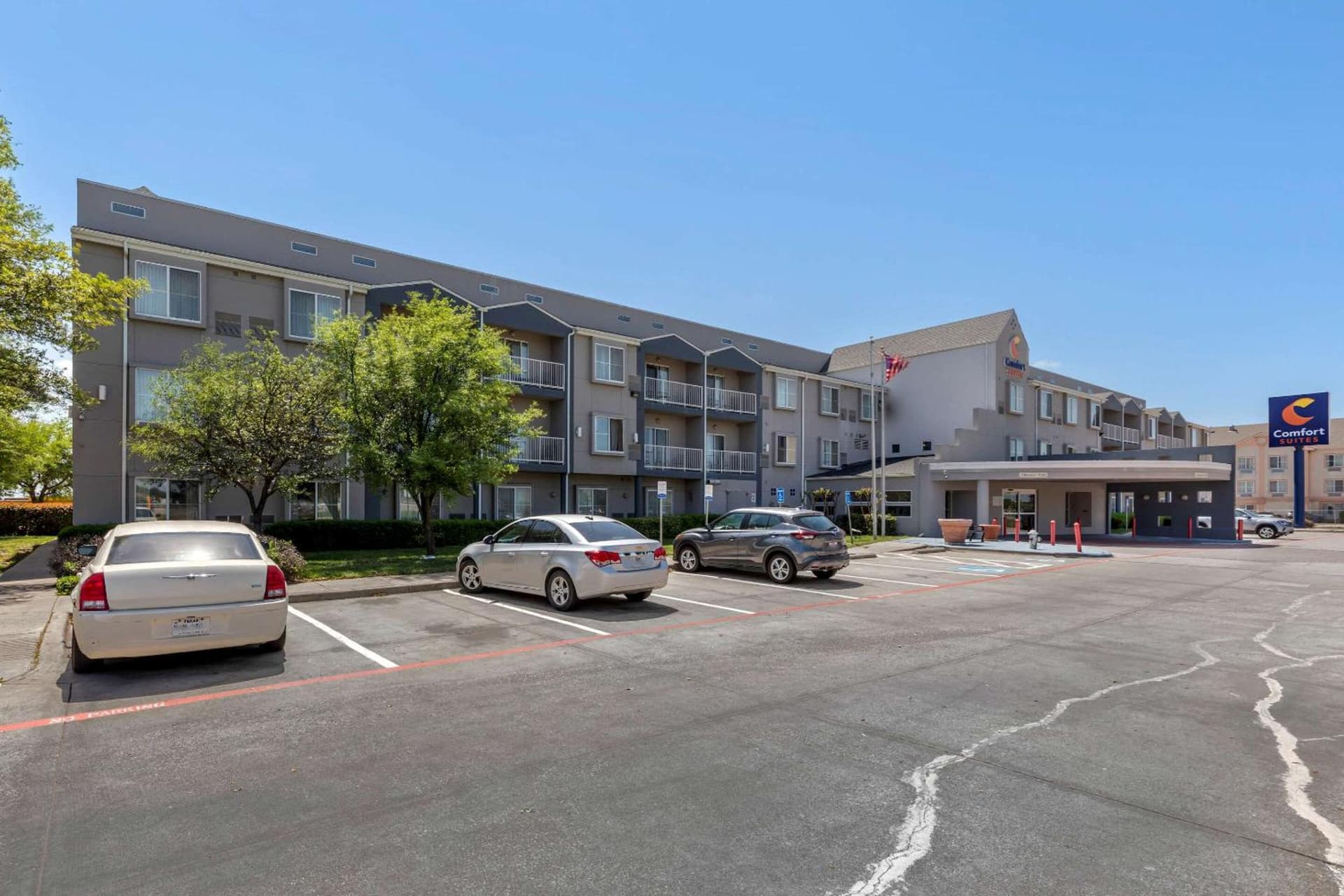 Comfort Suites DFW Airport property views in Irving, TX — gallery photo 3