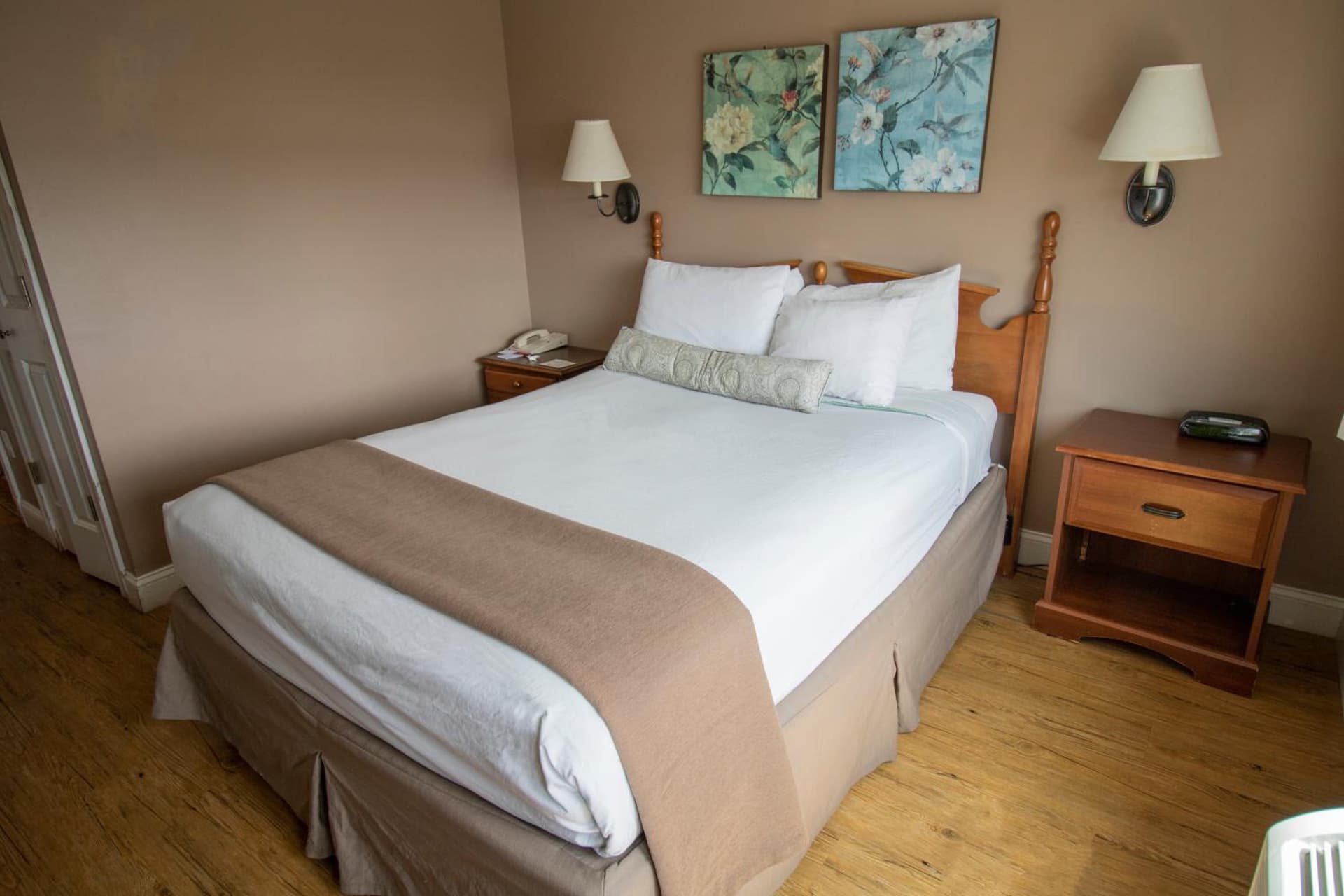 Inn on the Hudson interior in Peekskill, NY — gallery photo 2