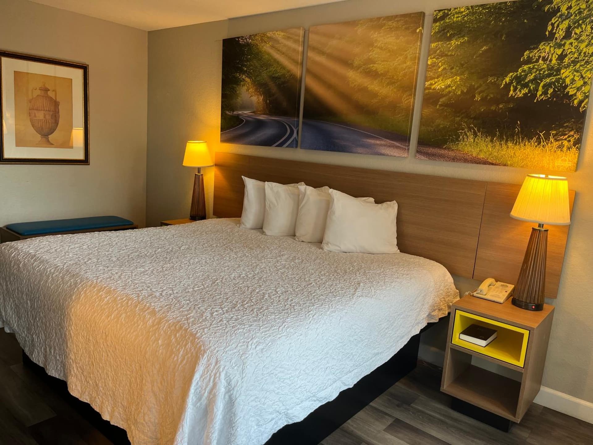 Days Inn & Suites by Wyndham Dayton North gallery photo in Dayton, OH — image 8