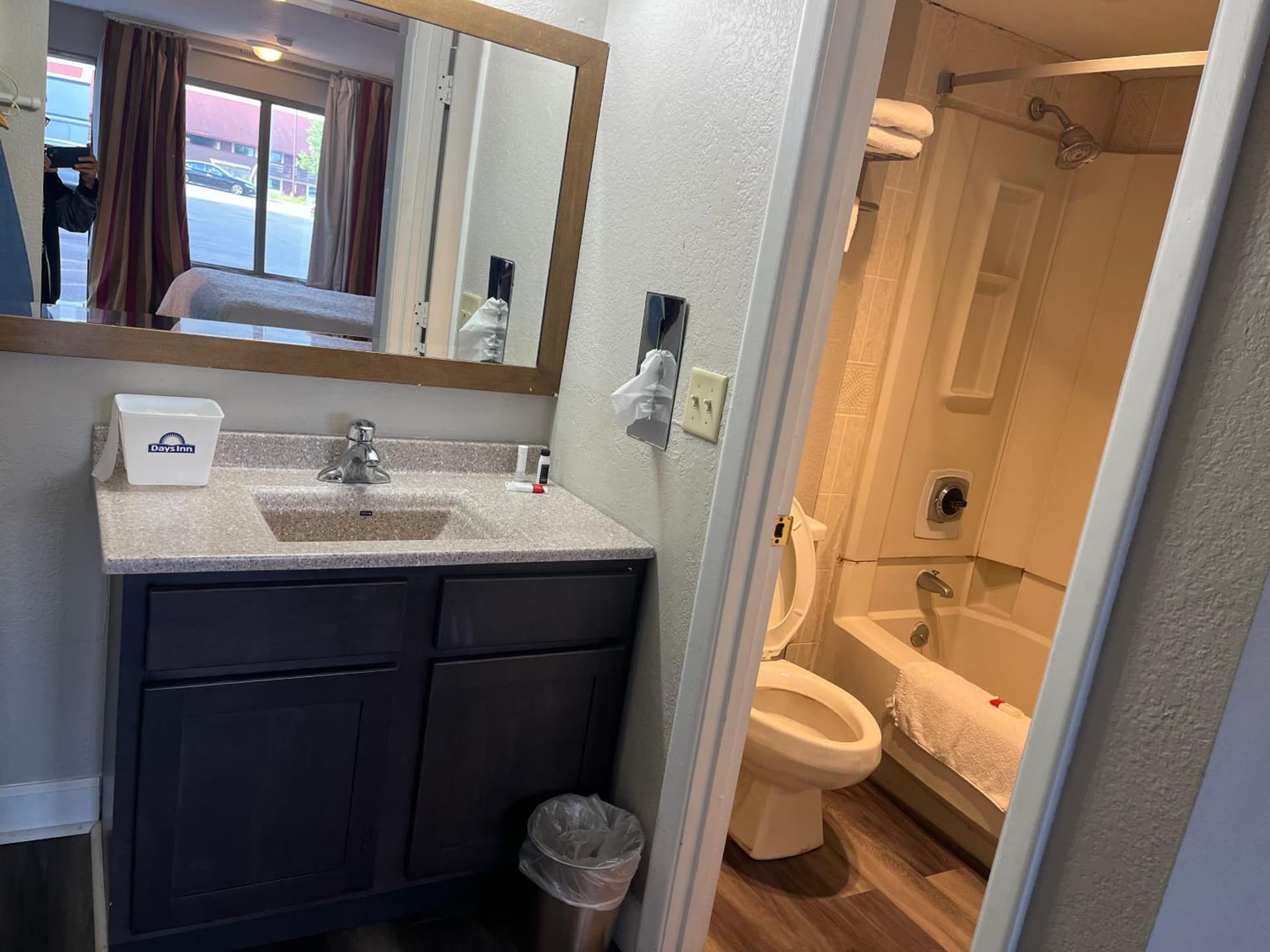 Days Inn & Suites by Wyndham Dayton North gallery photo in Dayton, OH — image 9