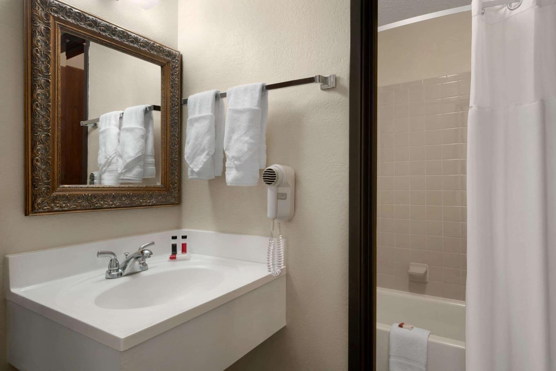 Days Inn by Wyndham Fort Collins gallery photo in Fort Collins, CO — image 6