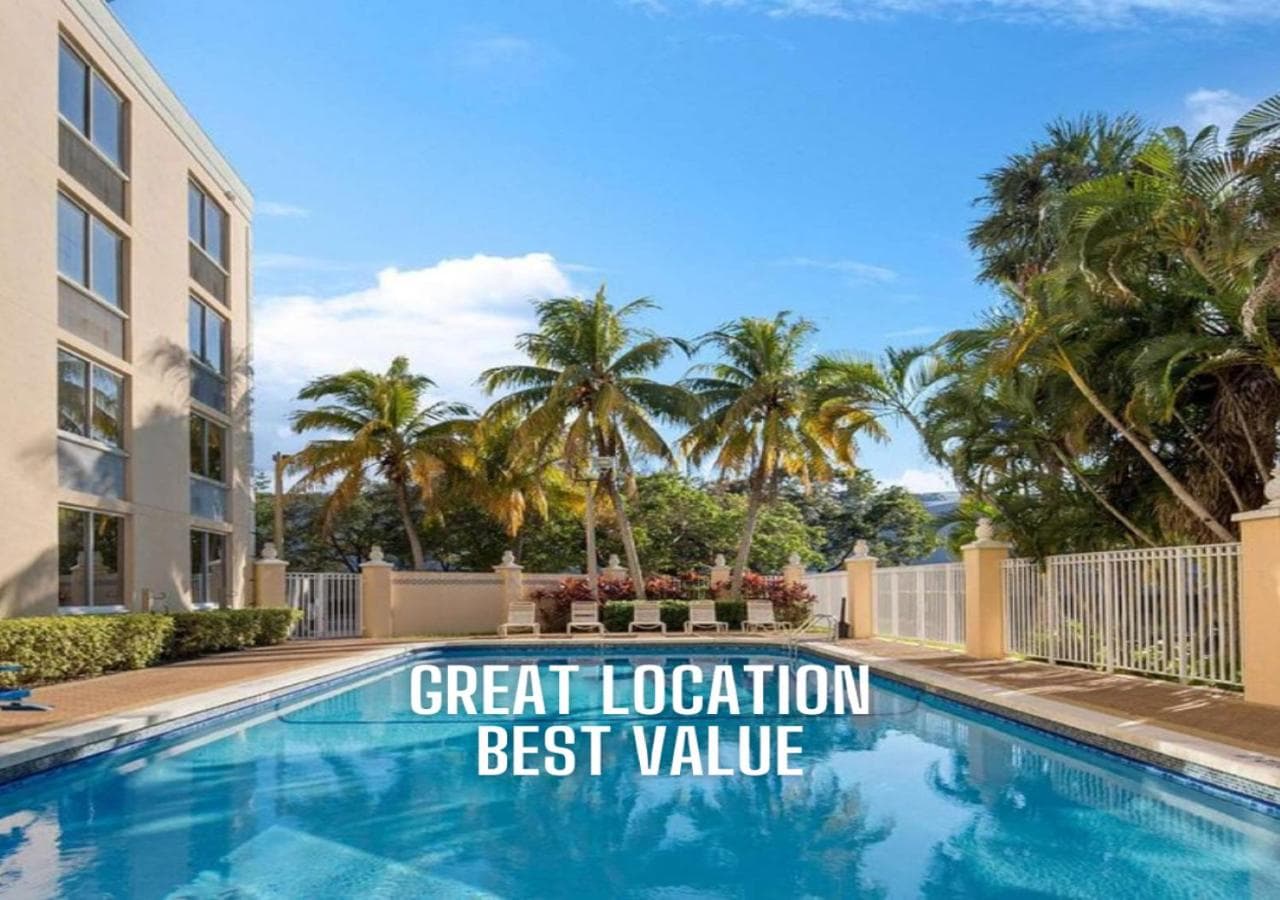 La Quinta Inn & Suites by Wyndham Sunrise property views in Sunrise, FL — gallery photo 3