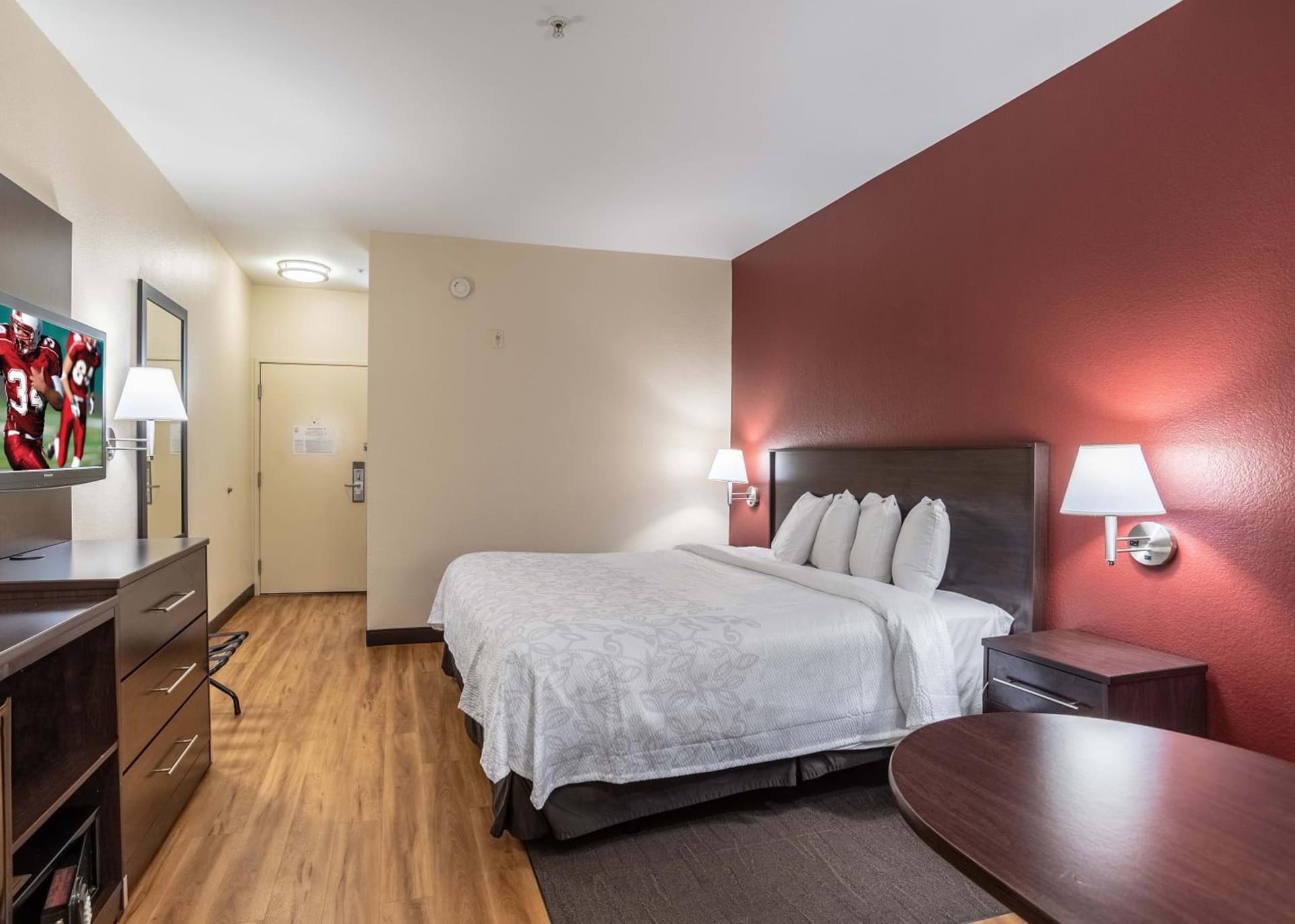 Red Roof Inn PLUS+ San Antonio Downtown - Riverwalk gallery photo in San Antonio, TX — image 9