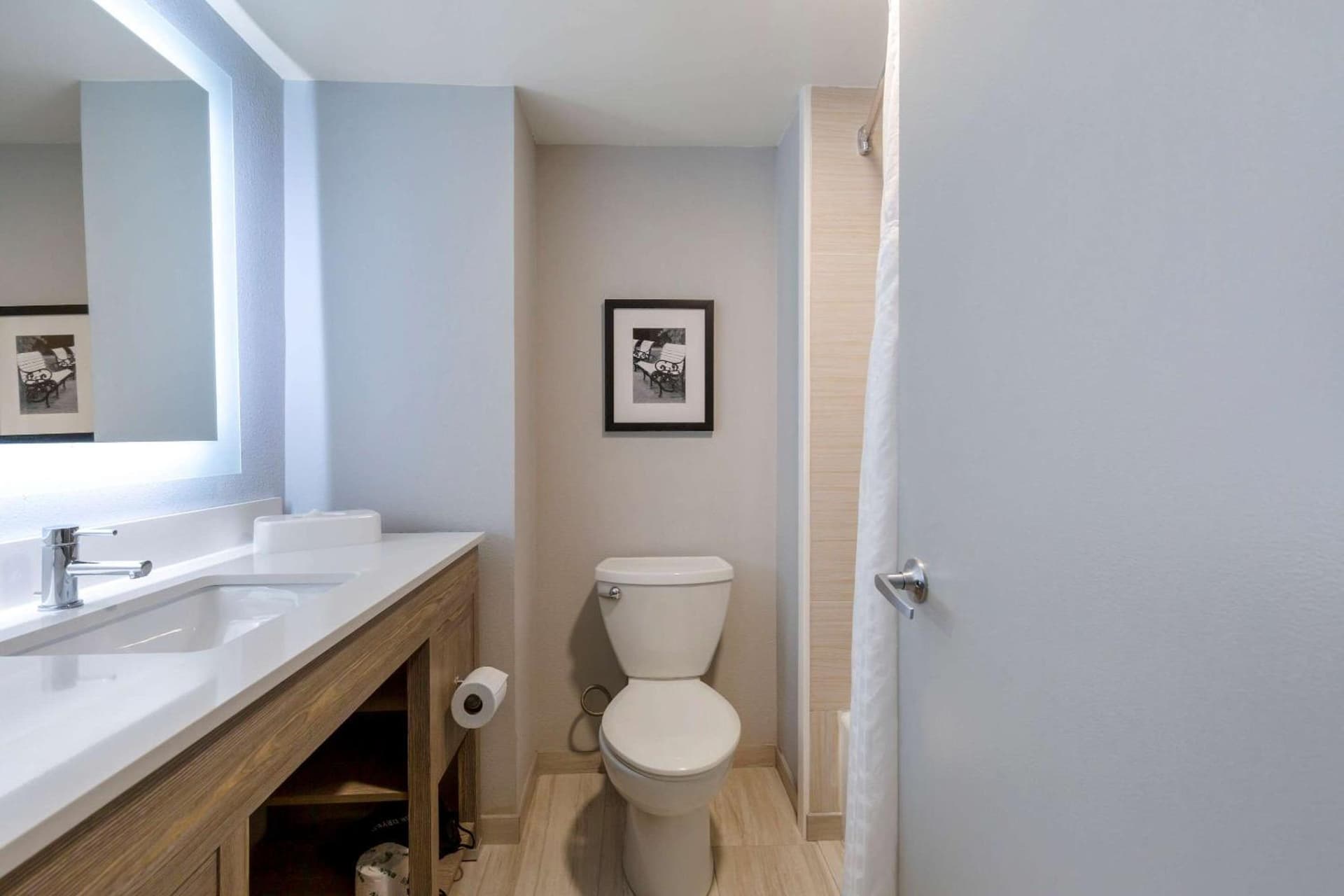 Comfort Inn & Suites Alexandria West interior in Alexandria, VA — gallery photo 2
