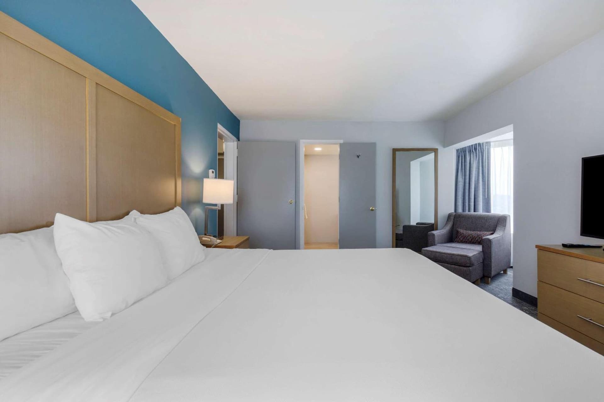 Comfort Inn & Suites Alexandria West gallery photo in Alexandria, VA — image 42