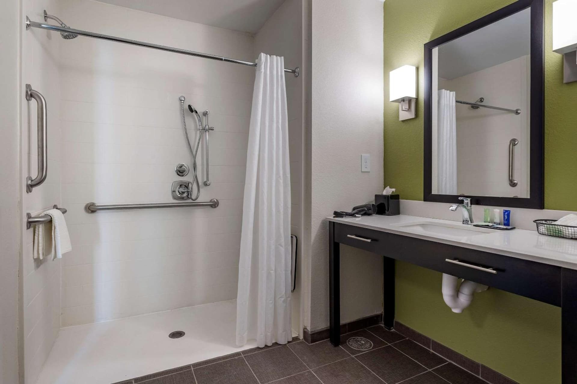Redwood inn & Suites Crosby gallery photo in Crosby, TX — image 6