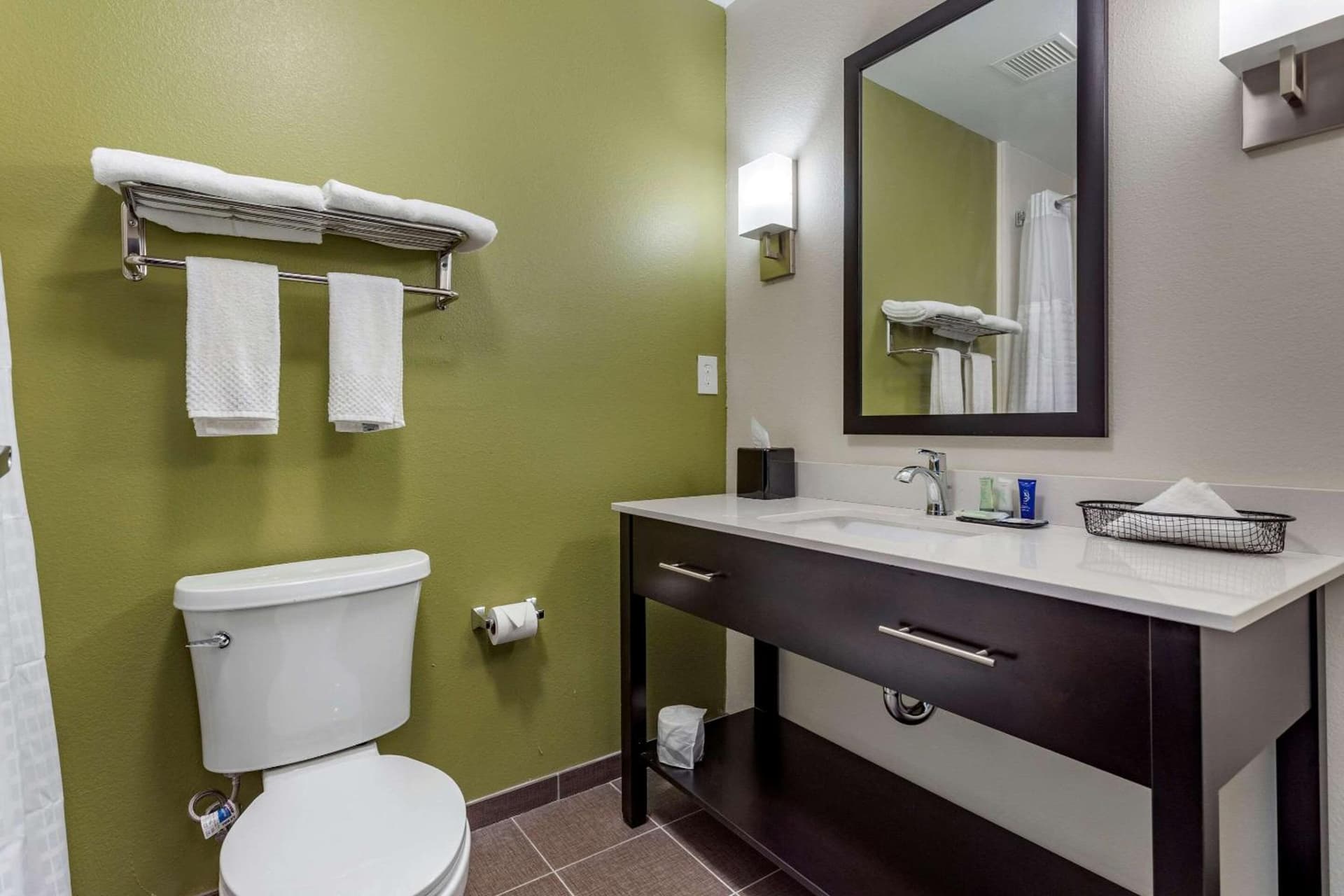Redwood inn & Suites Crosby gallery photo in Crosby, TX — image 23