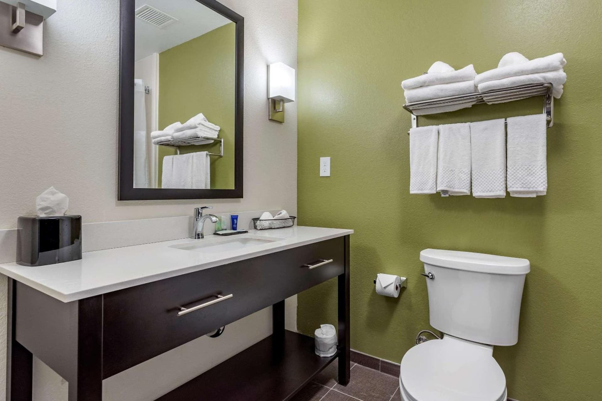 Redwood inn & Suites Crosby gallery photo in Crosby, TX — image 21