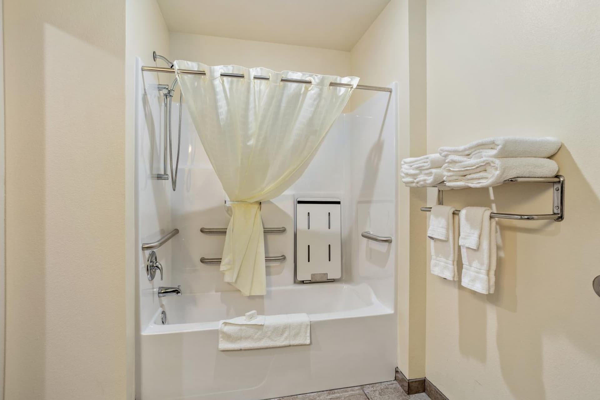 Cobblestone Hotel & Suites - Little Chute gallery photo in Little Chute, WI — image 4