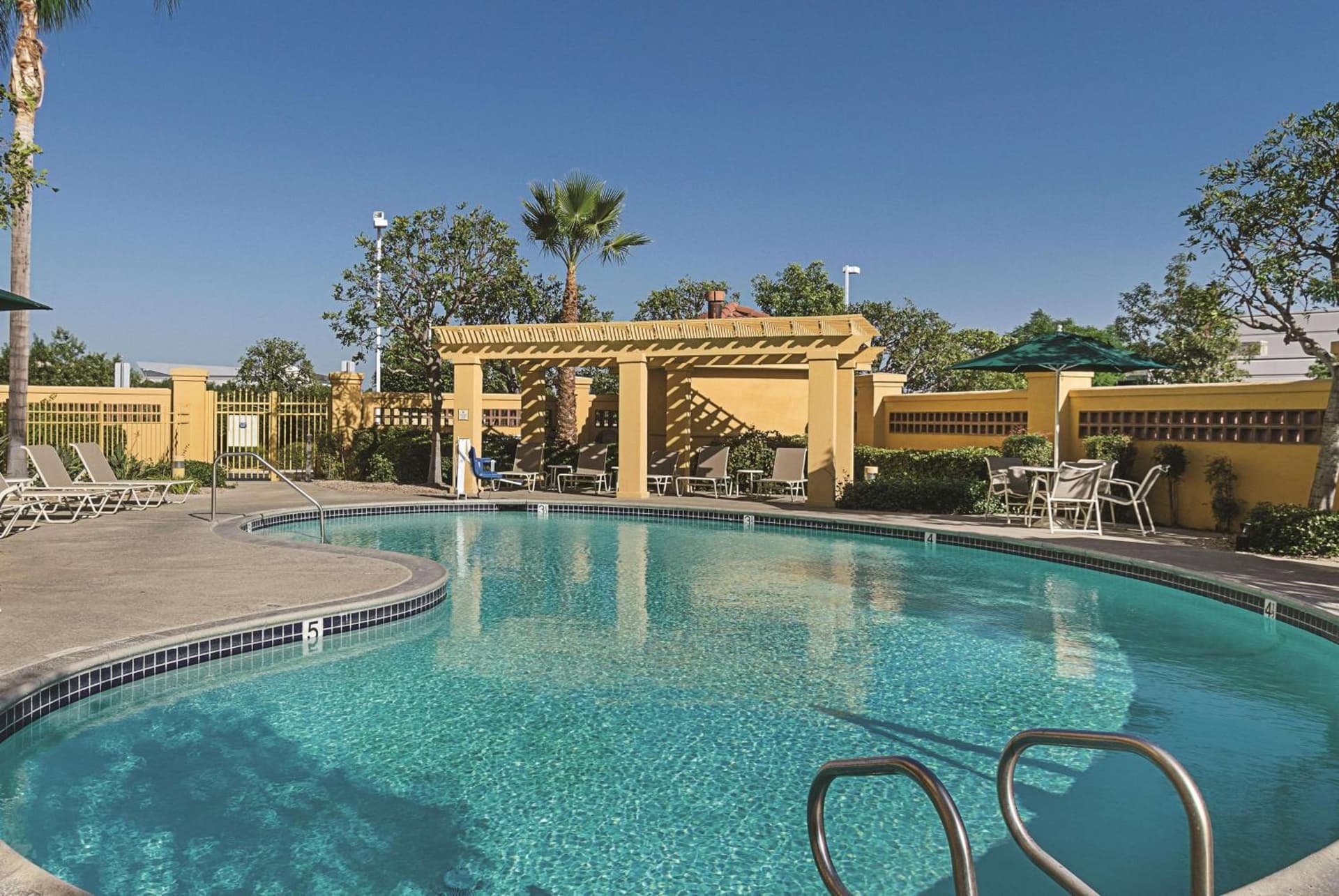 La Quinta Inn & Suites by Wyndham Ontario Airport interior in Ontario, CA — gallery photo 2