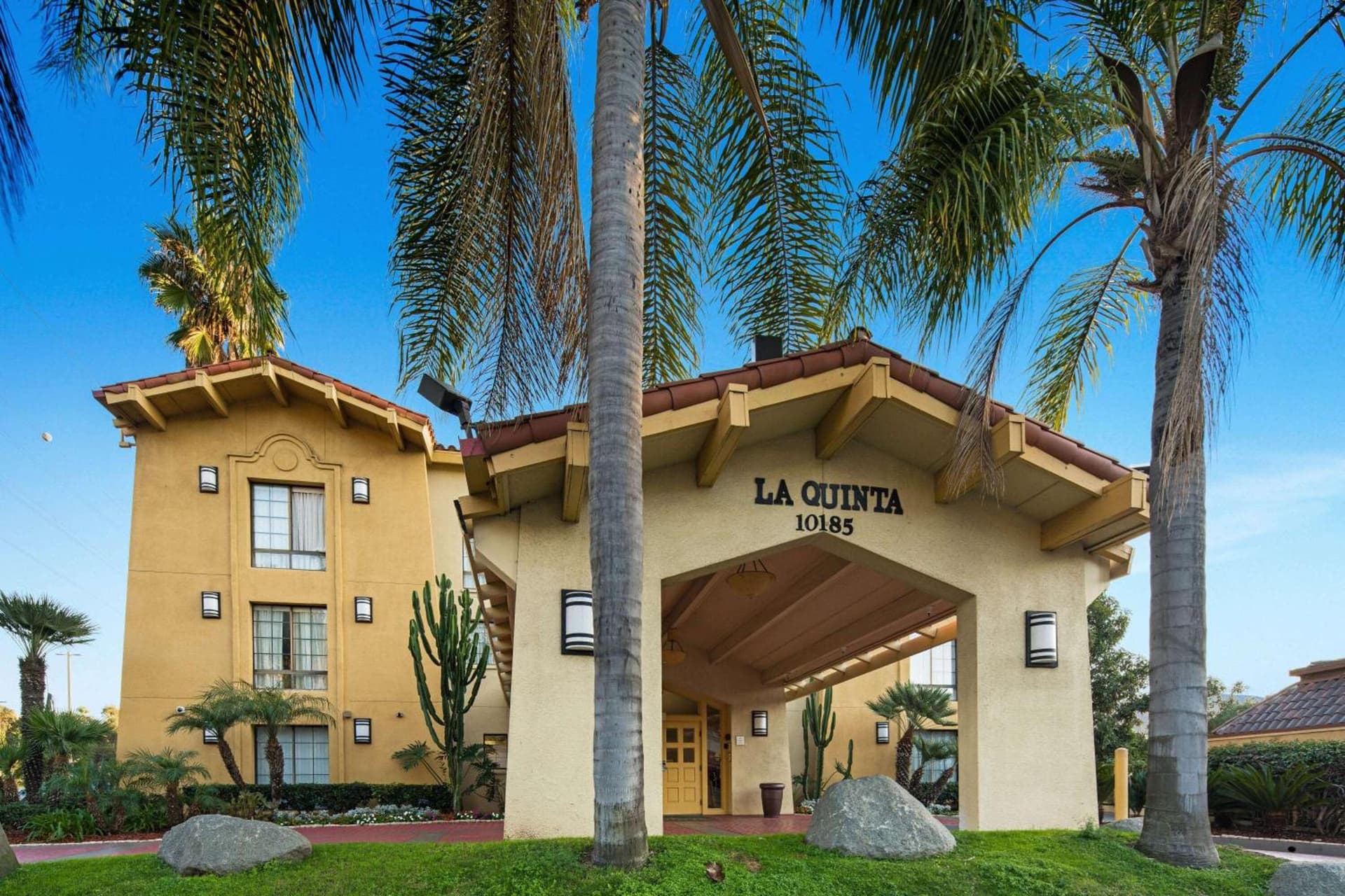La Quinta Inn by Wyndham San Diego - Miramar interior in Sabre Springs, CA — gallery photo 2