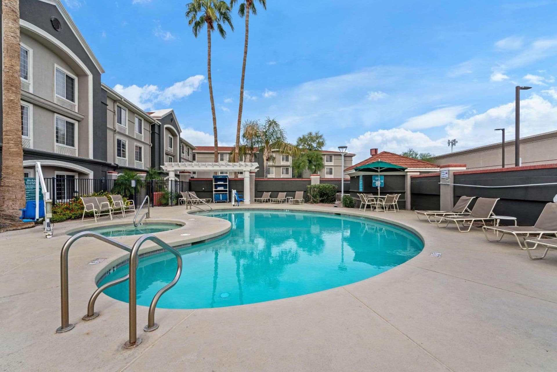 La Quinta Inn & Suites by Wyndham Phoenix Scottsdale interior in Scottsdale, AZ — gallery photo 2