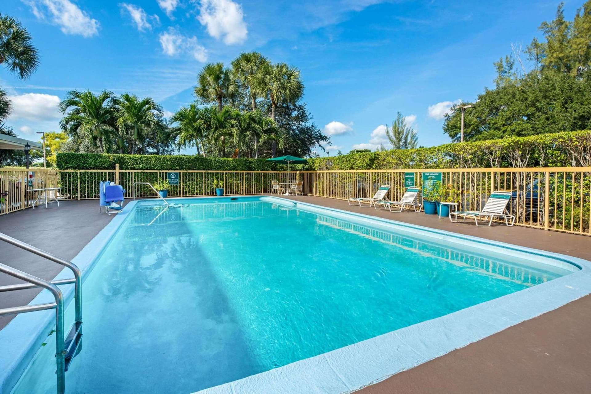 La Quinta Inn by Wyndham West Palm Beach - Florida Turnpike gallery photo in West Palm Beach, FL — image 10