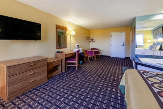 Super 8 by Wyndham Newcomerstown gallery photo in Newcomerstown, OH — image 24