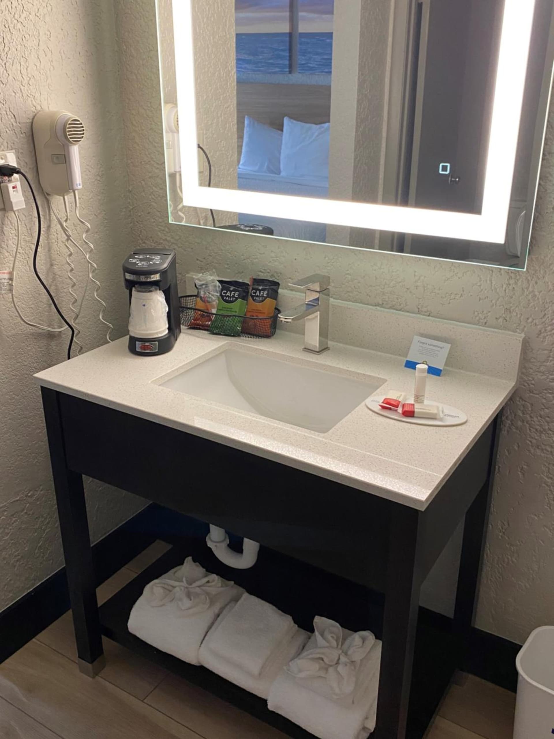 Days Inn & Suites by Wyndham Fort Pierce Midtown gallery photo in Fort Pierce, FL — image 42