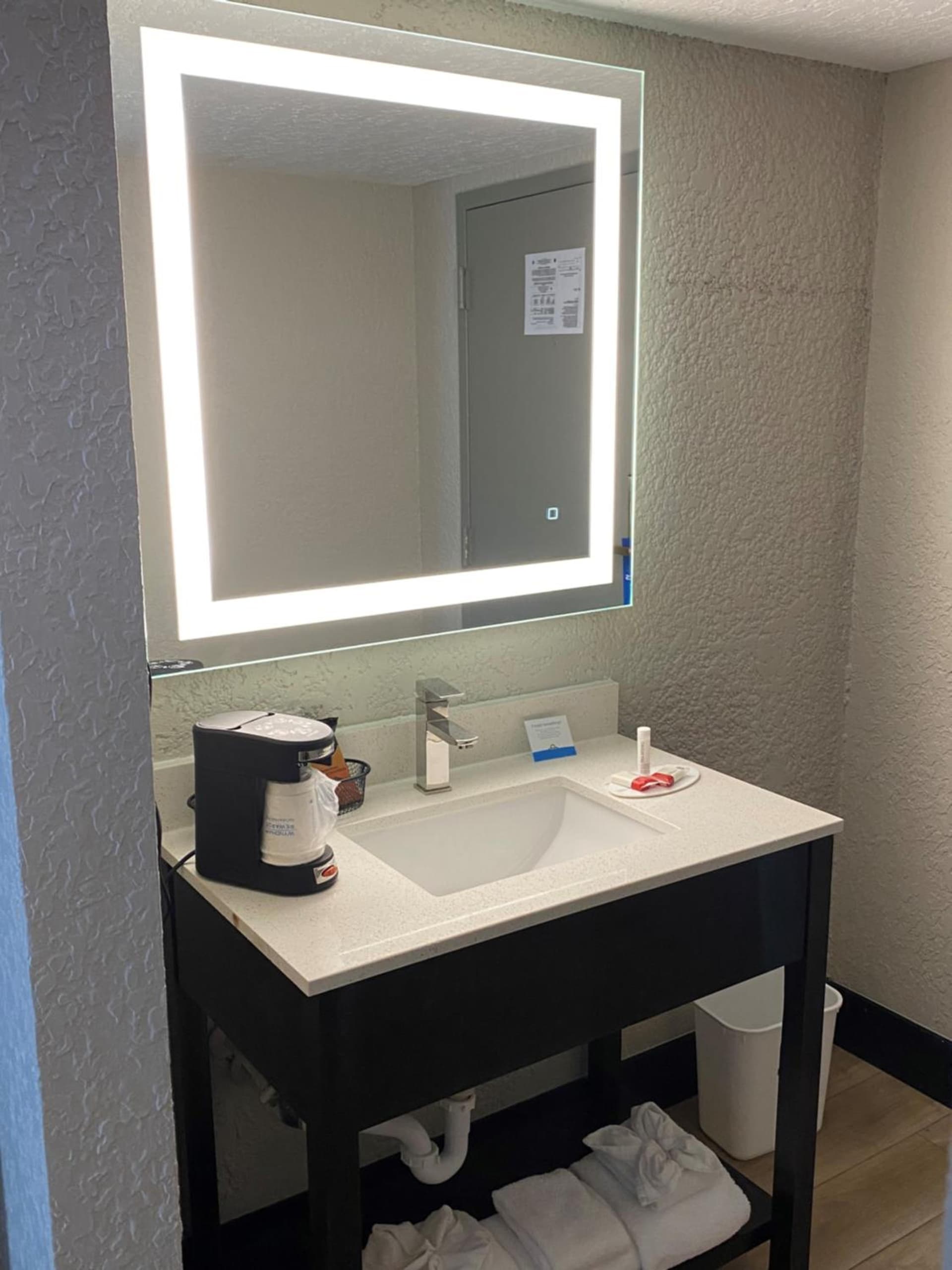 Days Inn & Suites by Wyndham Fort Pierce Midtown gallery photo in Fort Pierce, FL — image 46