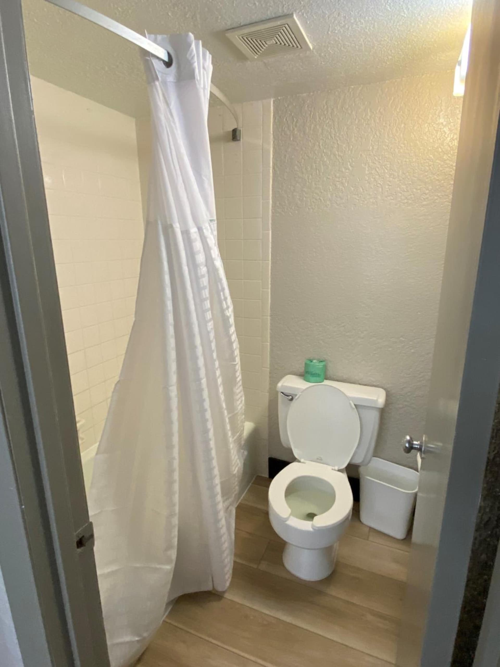 Days Inn & Suites by Wyndham Fort Pierce Midtown gallery photo in Fort Pierce, FL — image 34