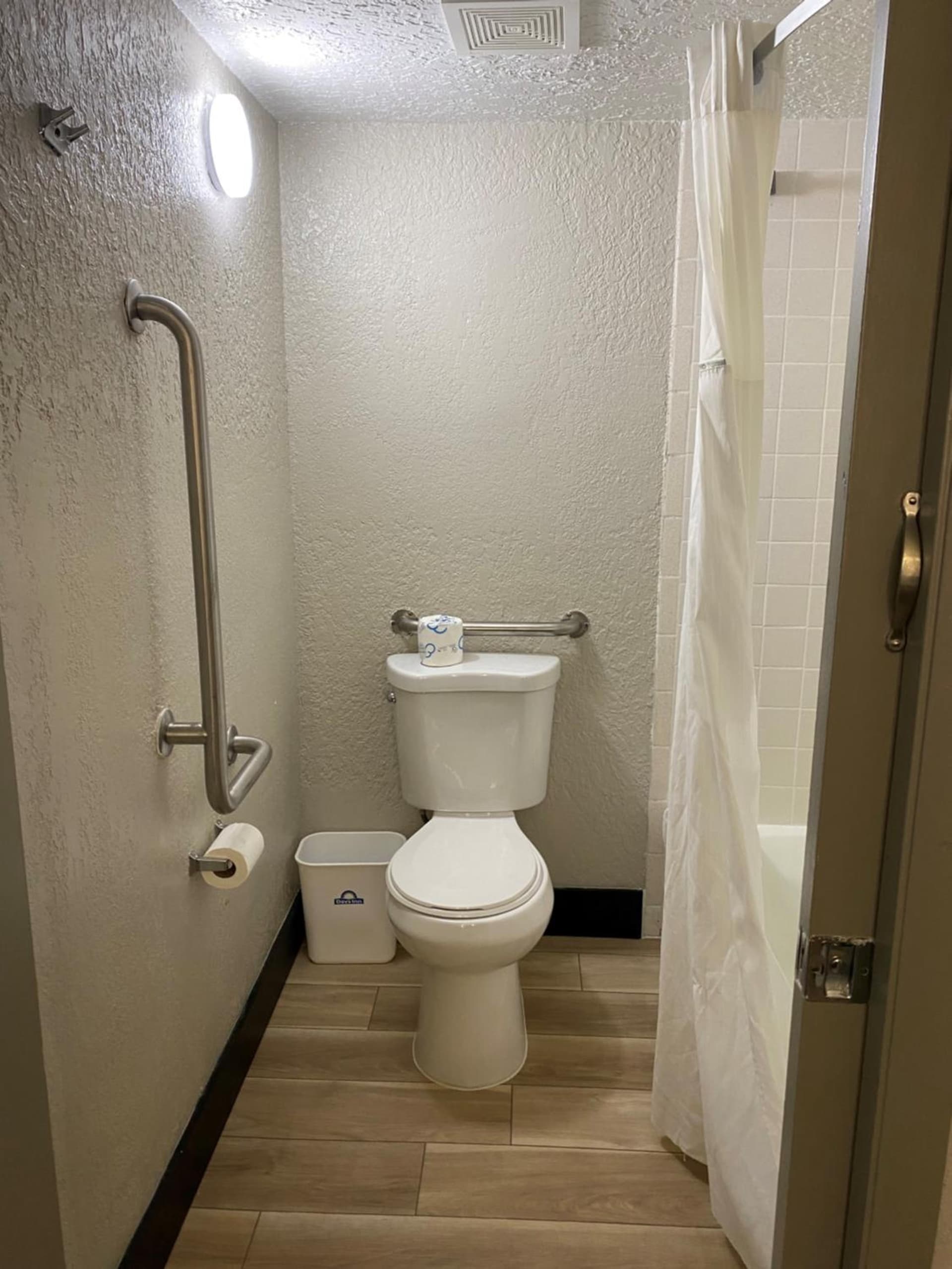 Days Inn & Suites by Wyndham Fort Pierce Midtown gallery photo in Fort Pierce, FL — image 67