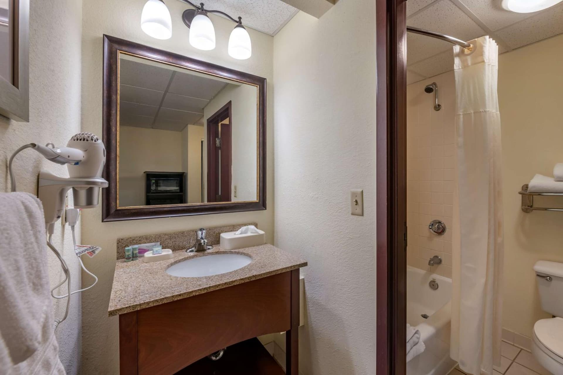 Best Western Gateway Grand interior in Gainesville, FL — gallery photo 2