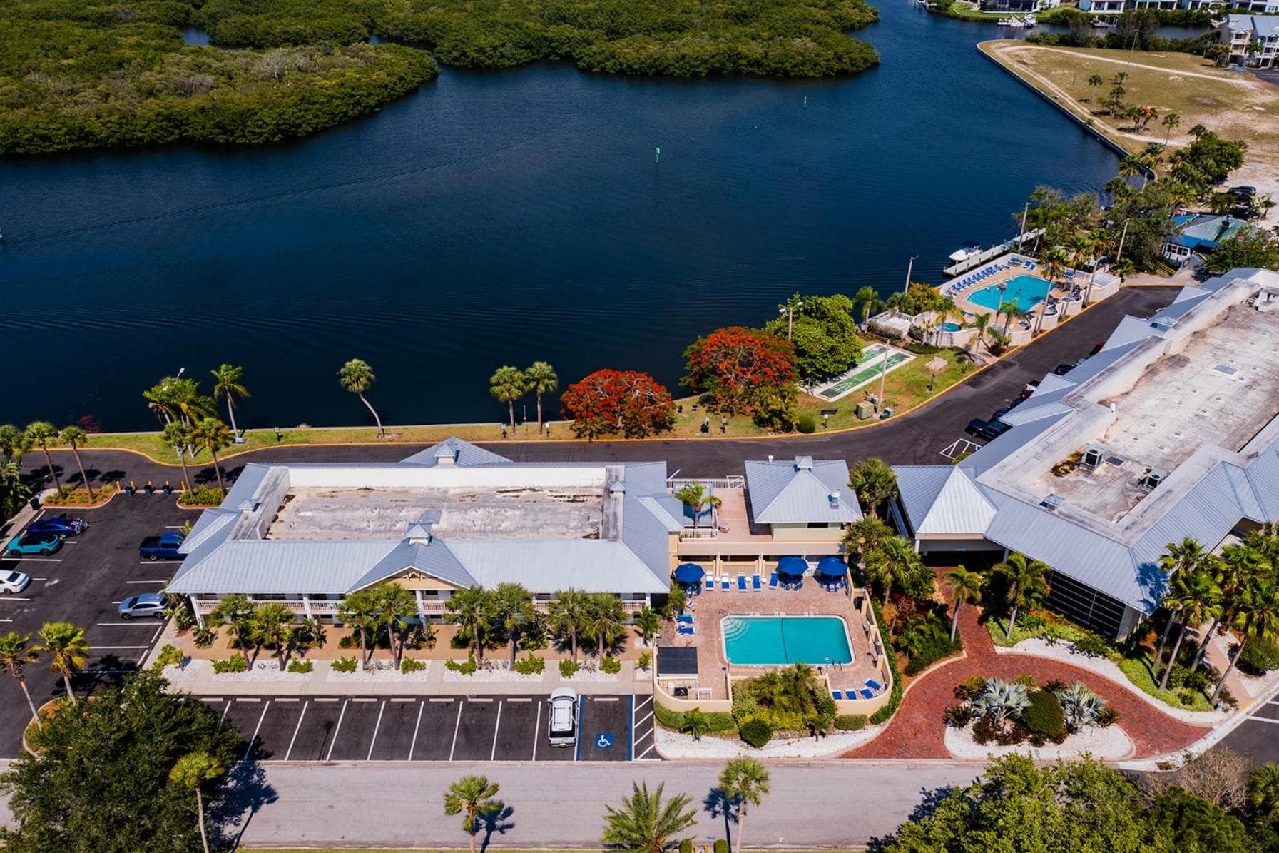 TAMPA BAY, BEACH step away, WIFI, FREE PARKING,POOLS, JACUZZI gallery photo in Ruskin, FL — image 33