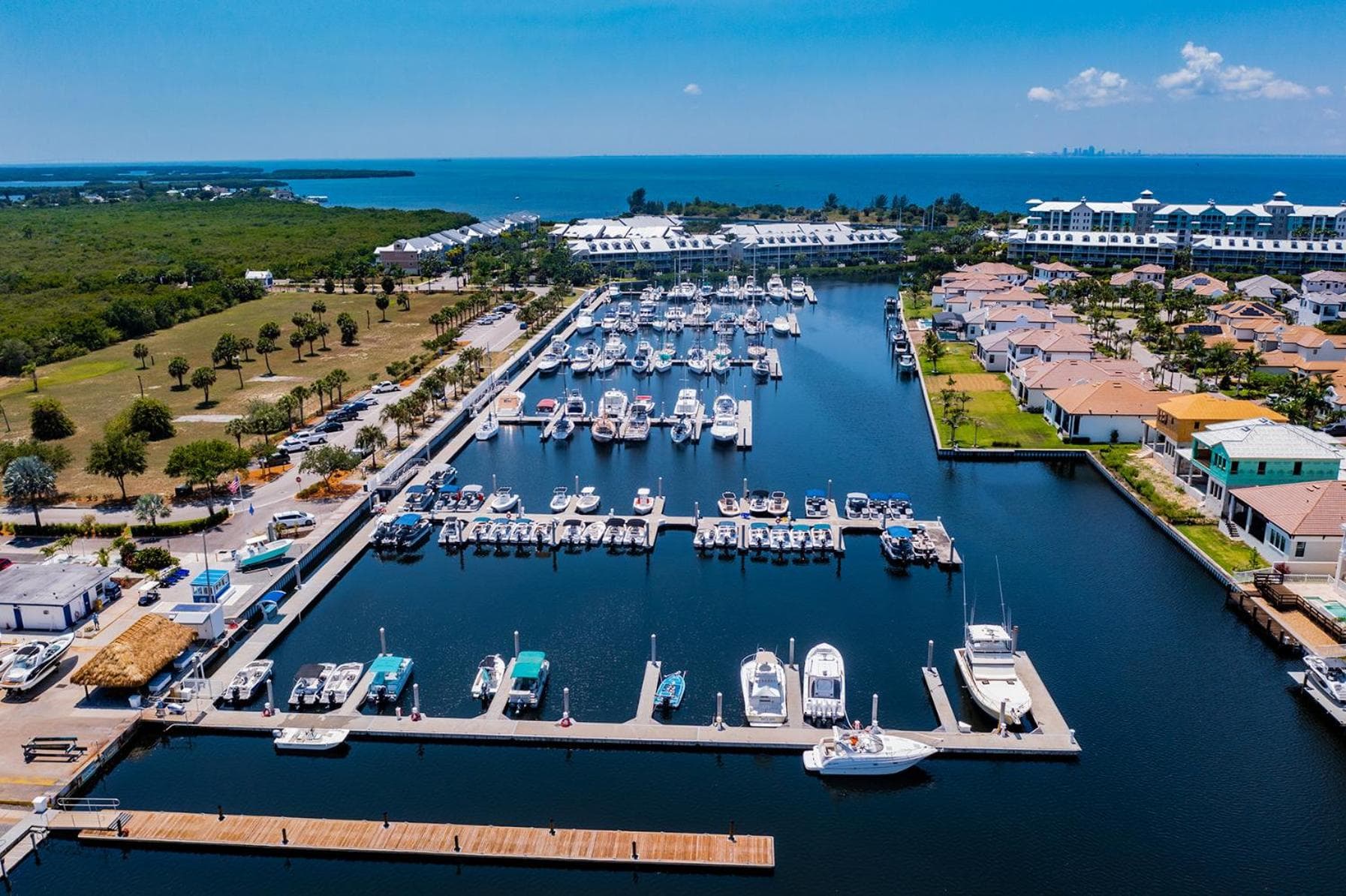 TAMPA BAY, BEACH step away, WIFI, FREE PARKING,POOLS, JACUZZI gallery photo in Ruskin, FL — image 14