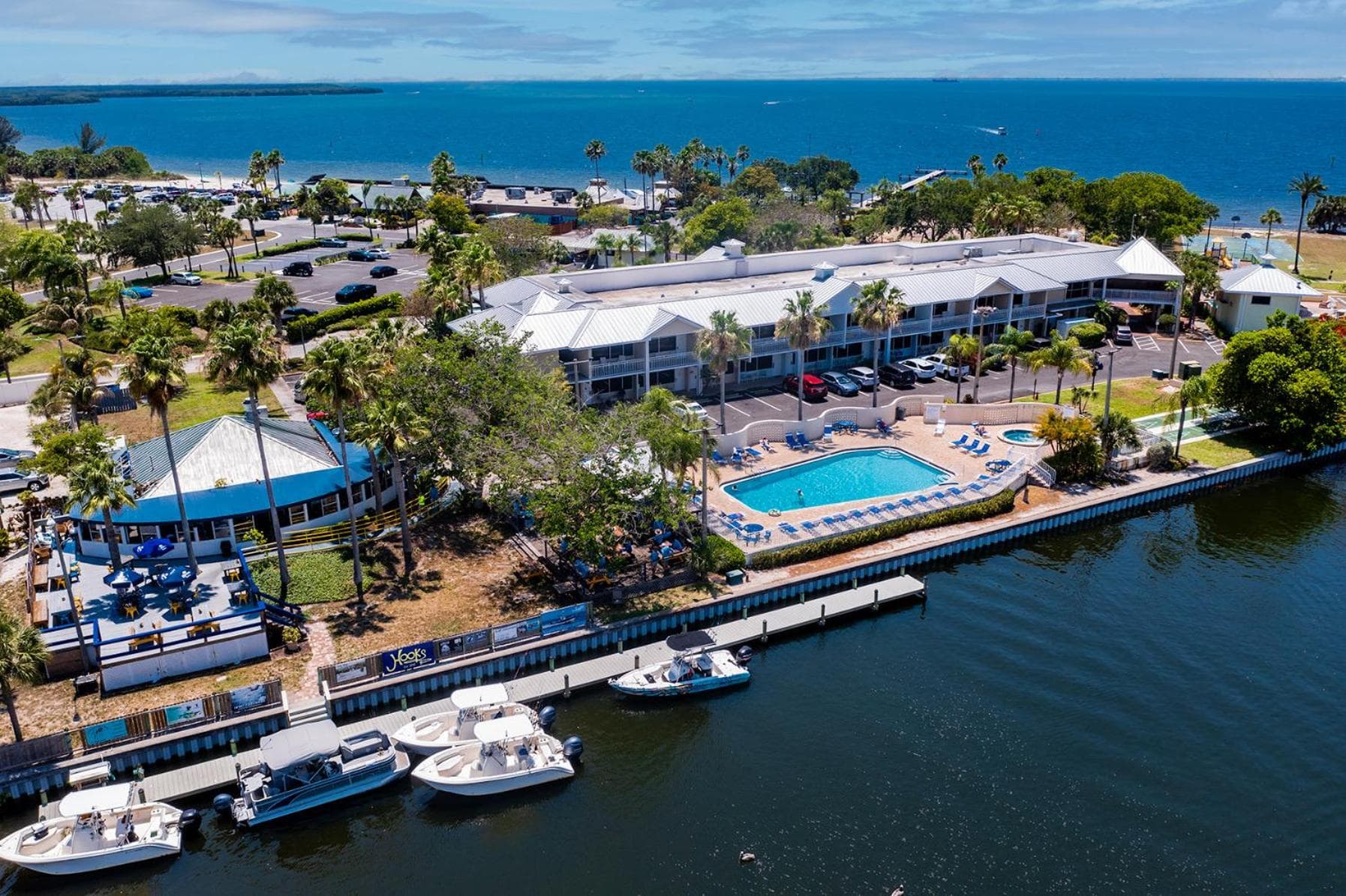 TAMPA BAY, BEACH step away, WIFI, FREE PARKING,POOLS, JACUZZI gallery photo in Ruskin, FL — image 29