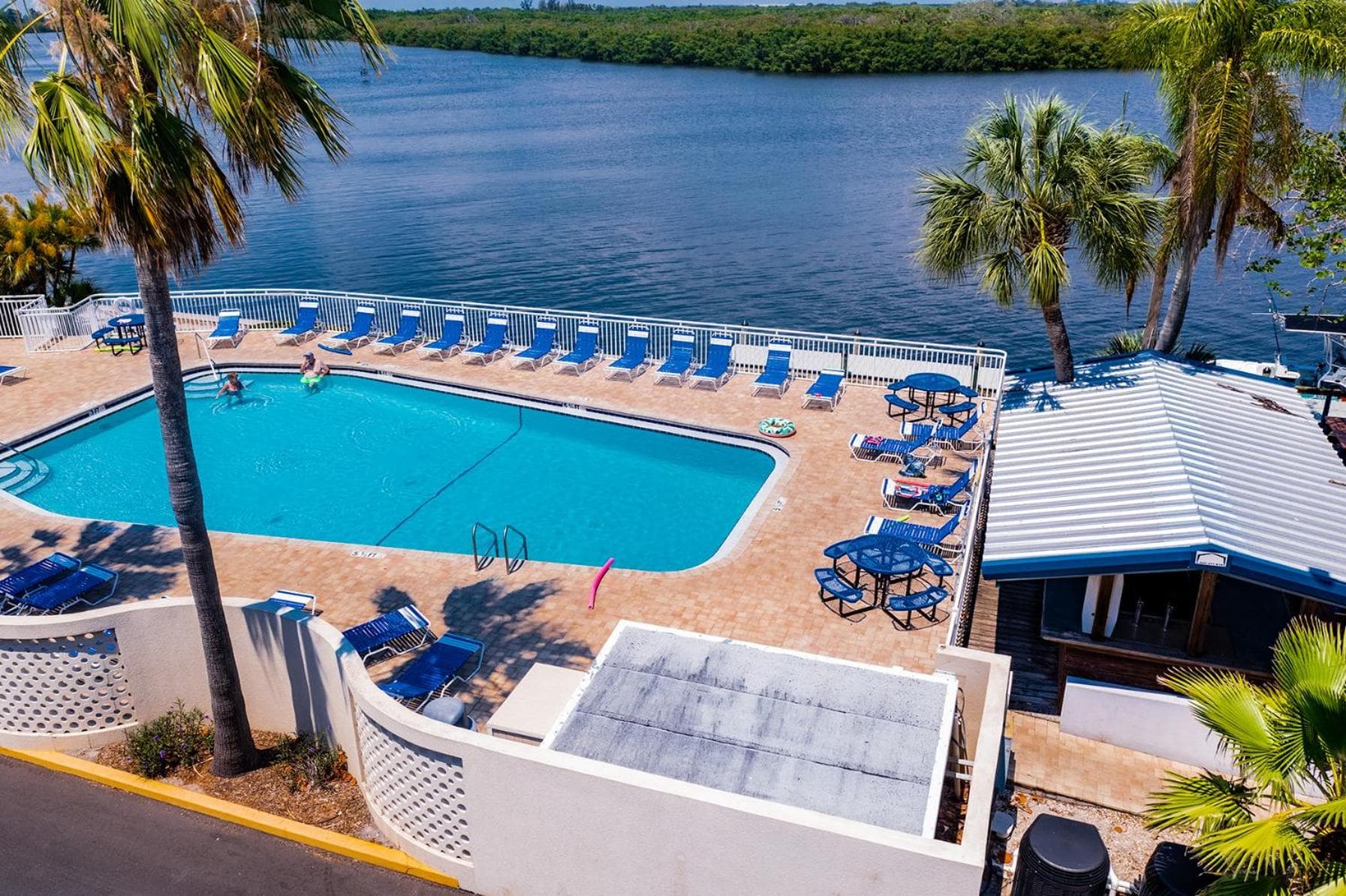 TAMPA BAY, BEACH step away, WIFI, FREE PARKING,POOLS, JACUZZI gallery photo in Ruskin, FL — image 62