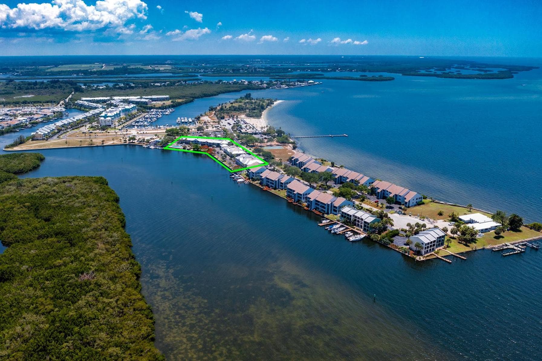 TAMPA BAY, BEACH step away, WIFI, FREE PARKING,POOLS, JACUZZI gallery photo in Ruskin, FL — image 99