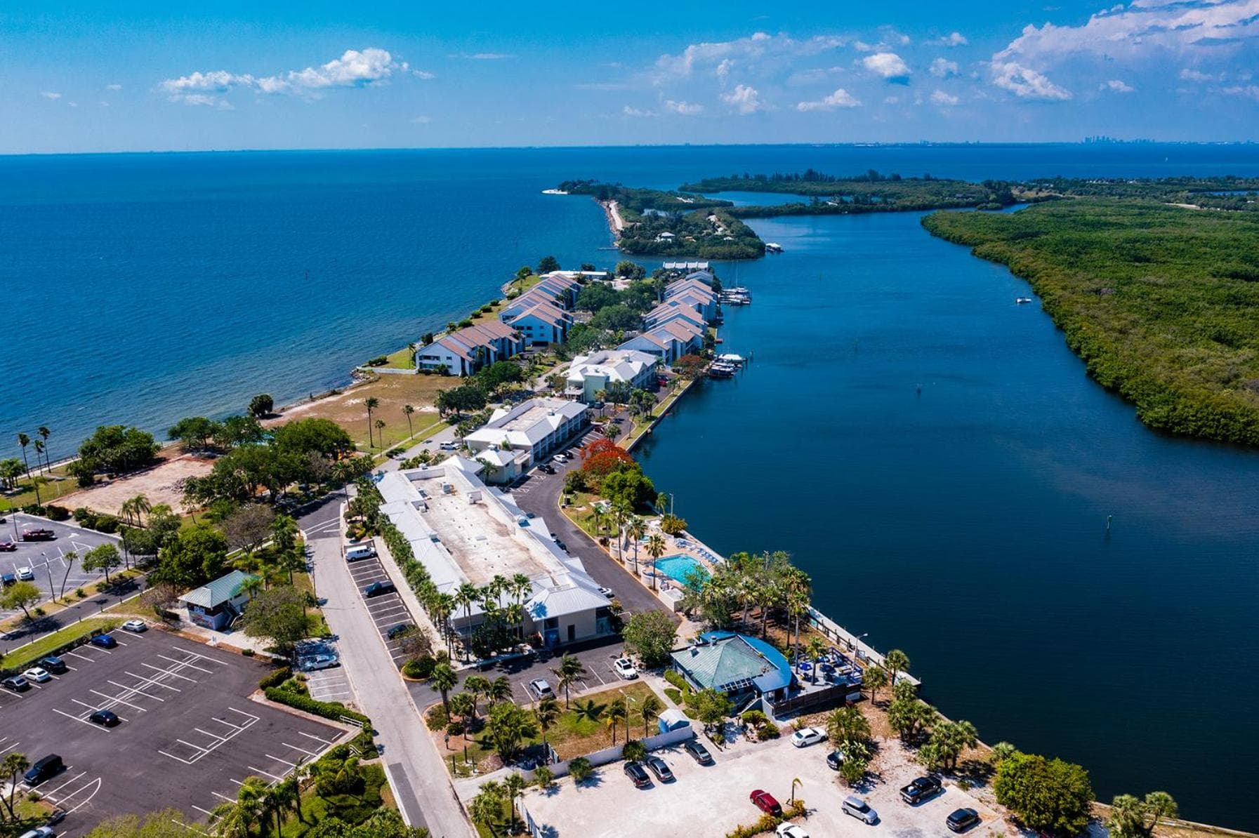 TAMPA BAY, BEACH step away, WIFI, FREE PARKING,POOLS, JACUZZI — hotel in Ruskin, Florida