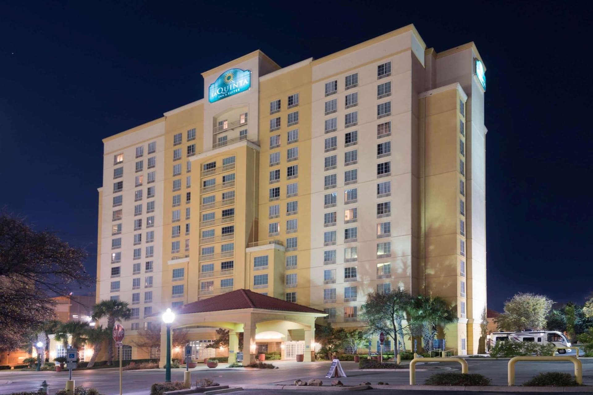 La Quinta Inn & Suites by Wyndham San Antonio Riverwalk interior in San Antonio, TX — gallery photo 2