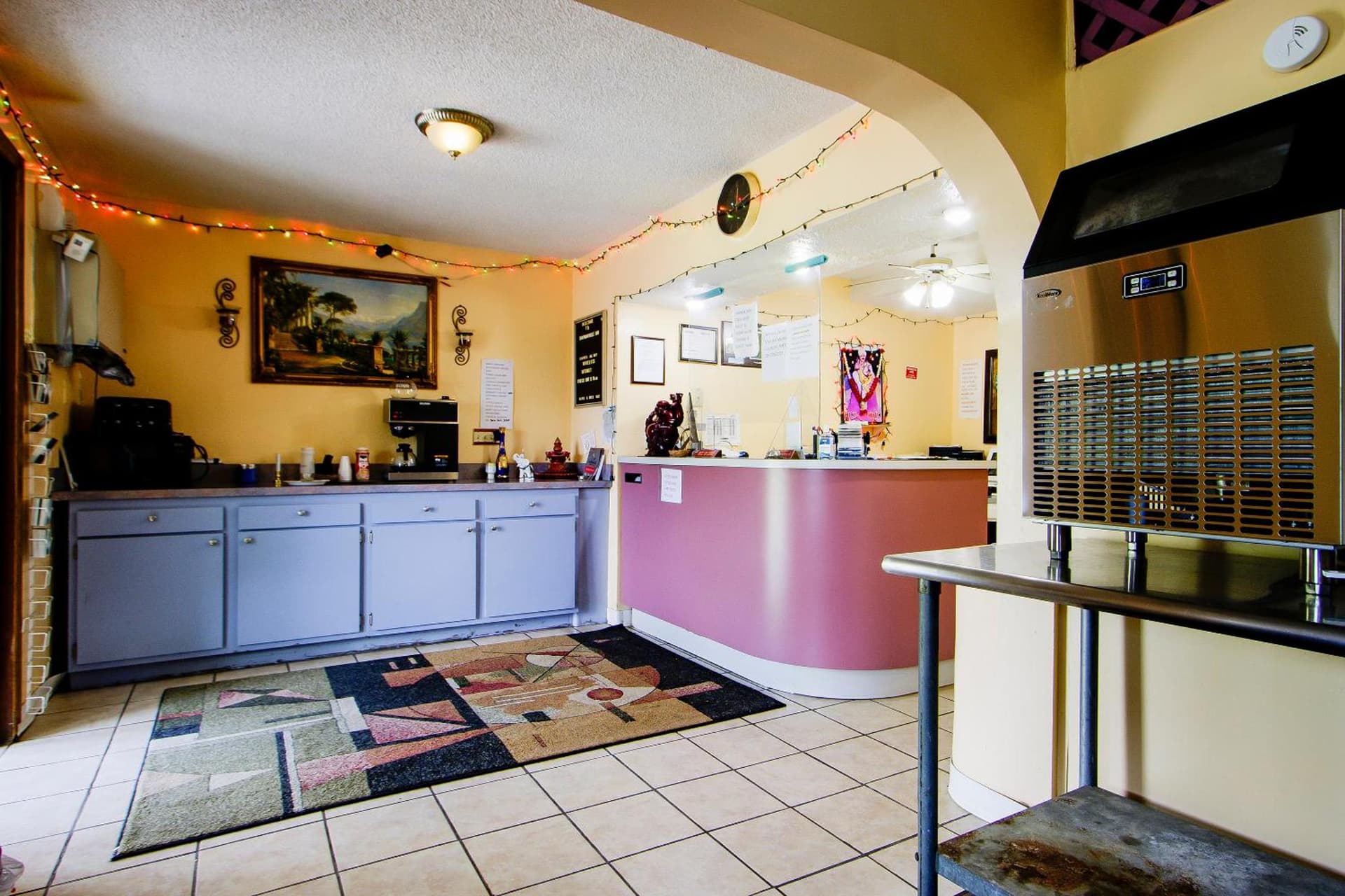 OYO Hotel Chapmanville Inn, WV - Hwy 119 interior in Chapmanville, WV — gallery photo 2