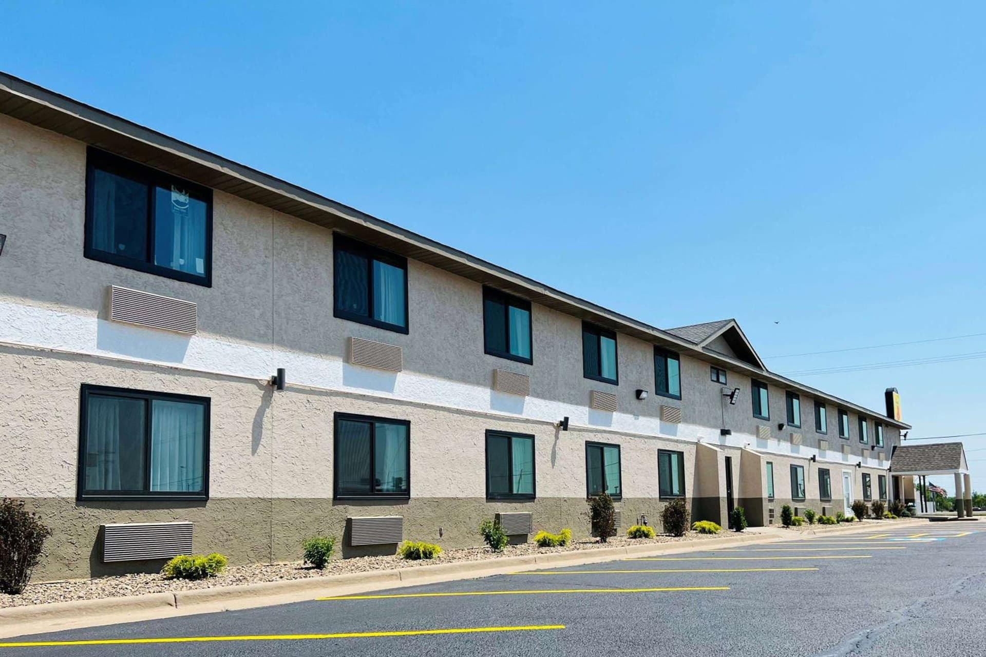 Super 8 by Wyndham Pratt interior in Pratt, KS — gallery photo 2