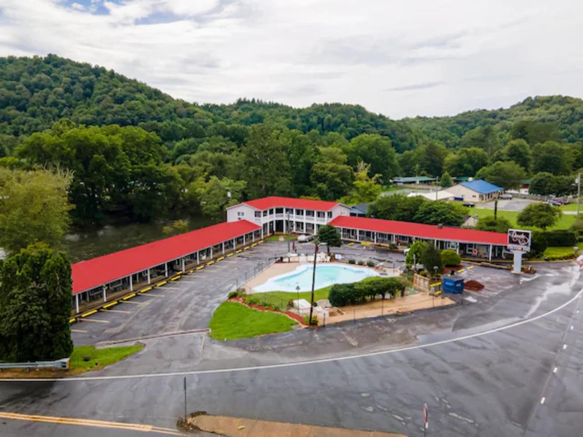 Lloyd's On The River Country Inn By Oyo featured exterior or lobby in Bryson City, NC — similar hotel